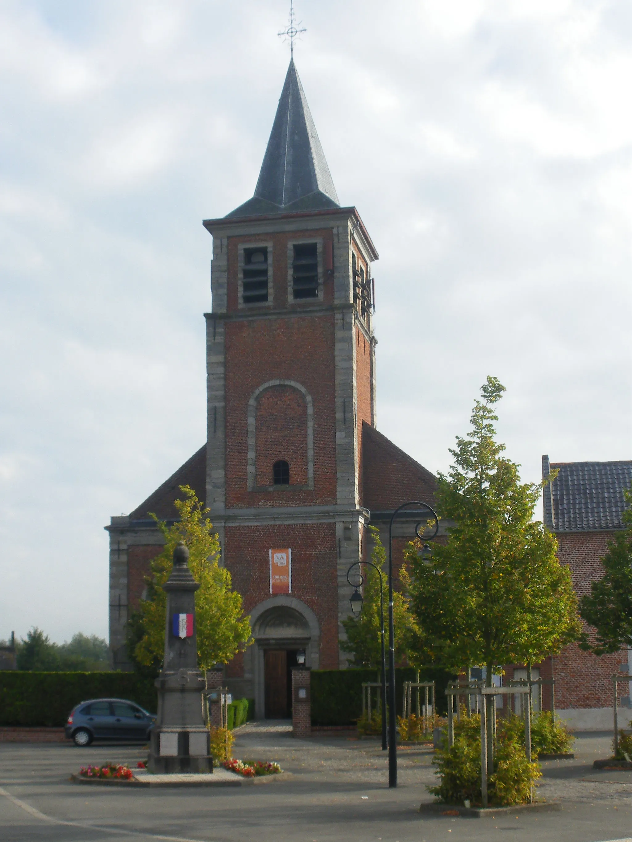 Photo showing: Vue de l'église Saint-Pierre et du monument aux morts de la commune de Mouchin.