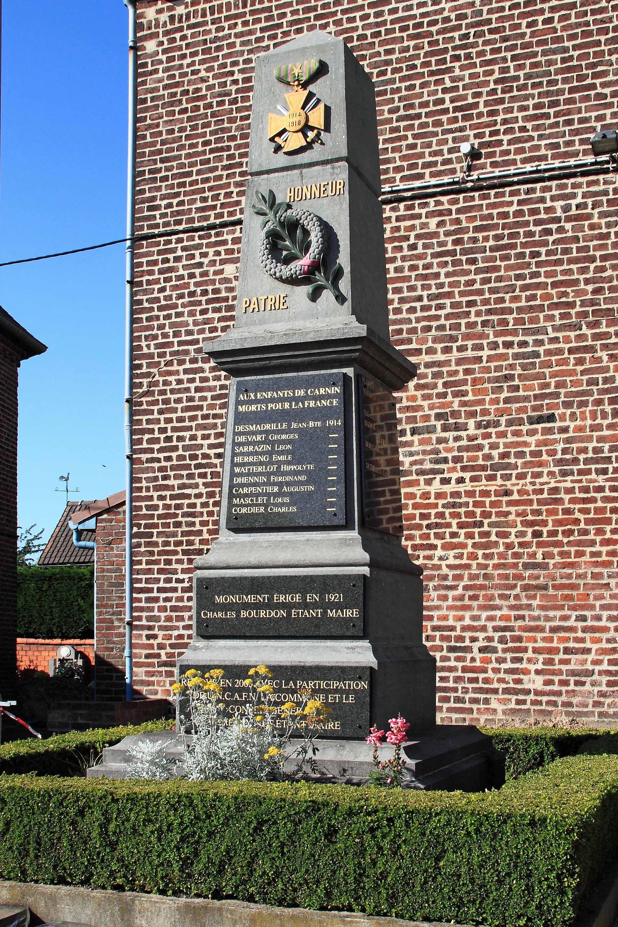 Photo showing: Monument aux Morts - Cimetière, rue Roger Salengro, 59 Carnin