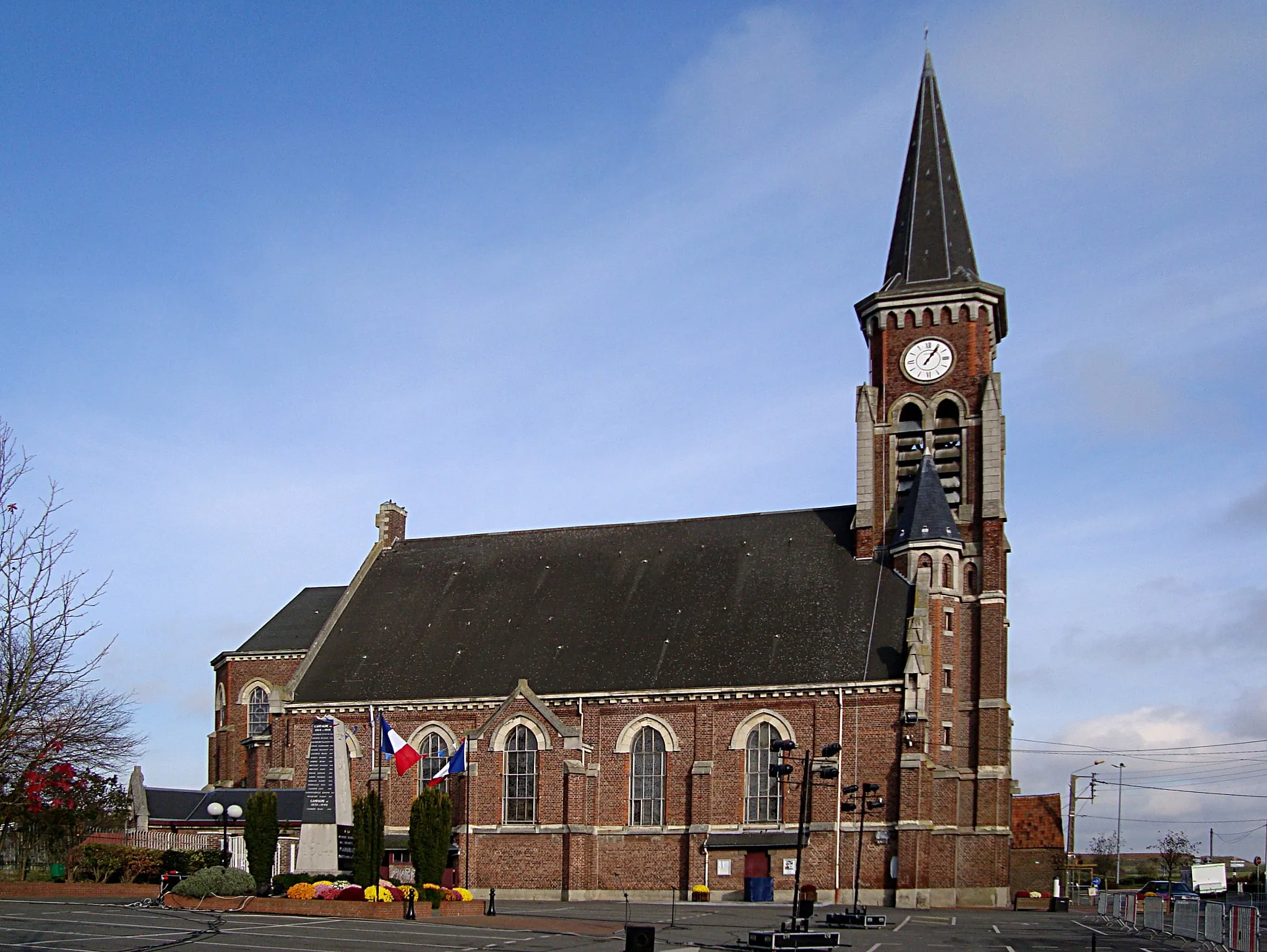 Photo showing: L'église Sainte-Geneviève de Marquillies (Nord). Détruite pendant la première guerre mondiale, elle sera reconstruite après 1918.