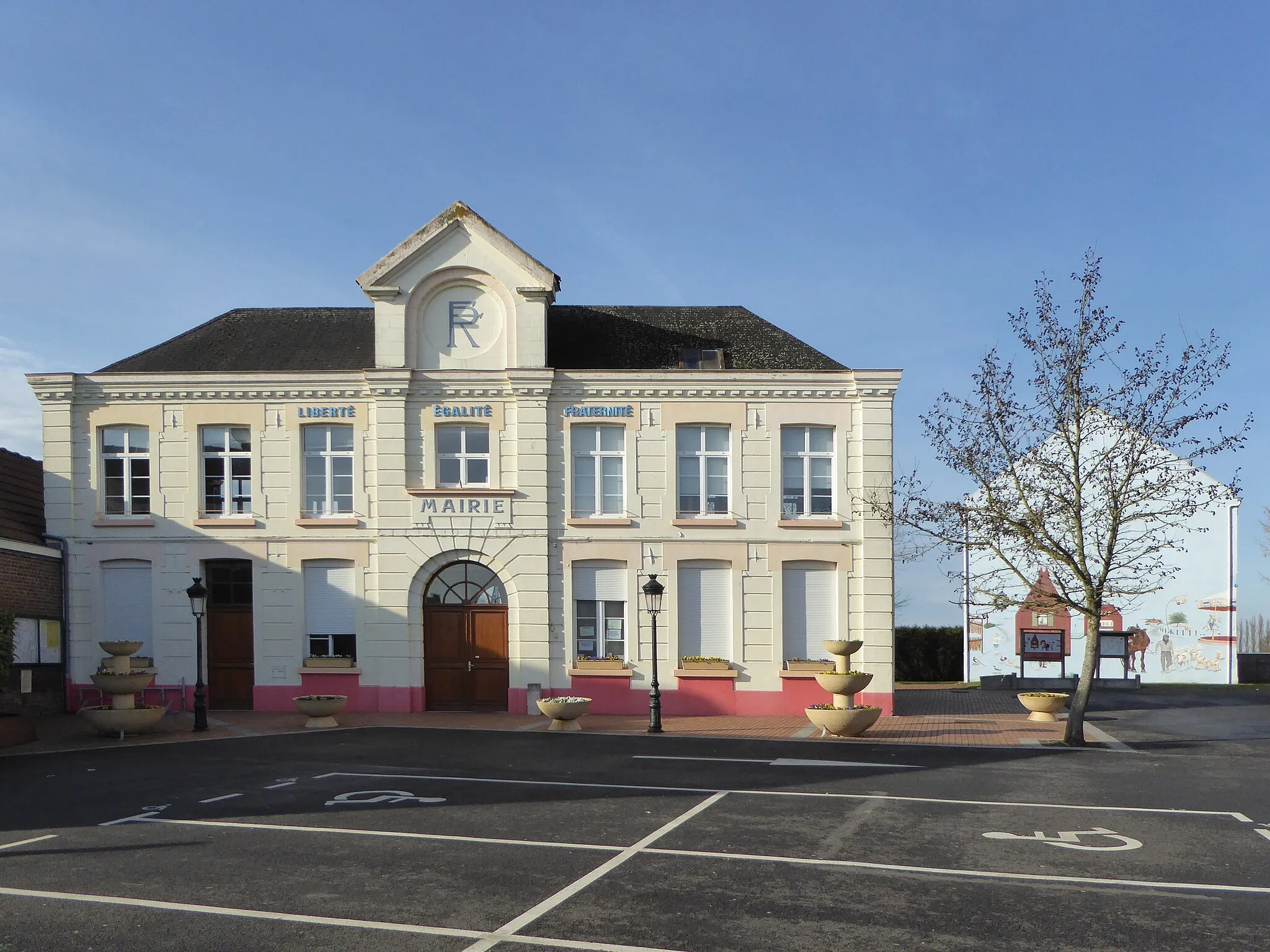 Photo showing: La mairie Marquillies Nord.- France.