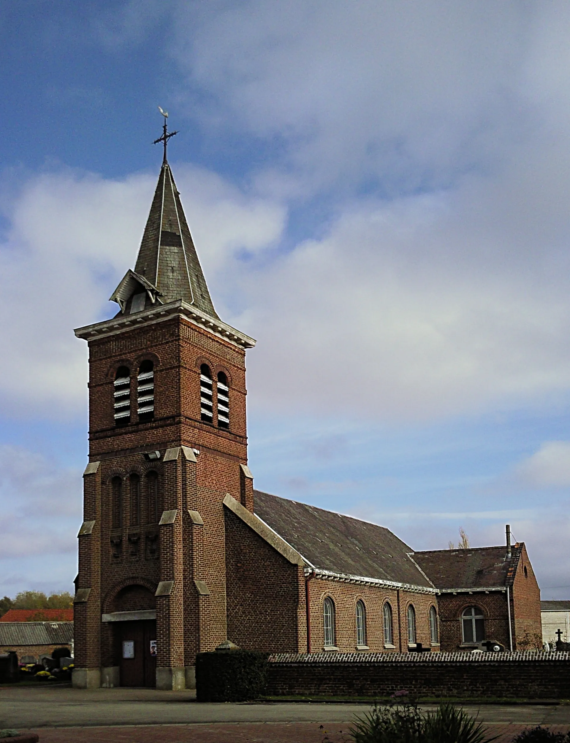 Photo showing: L'église Saint-Vaast de Wicres (Nord). D'origine médiévale (XIIème siècle), l'église a été agrandie en 1895. Partiellement détruite au cours de la première guerre mondiale, elle est restaurée et réouverte au début des années 1920.