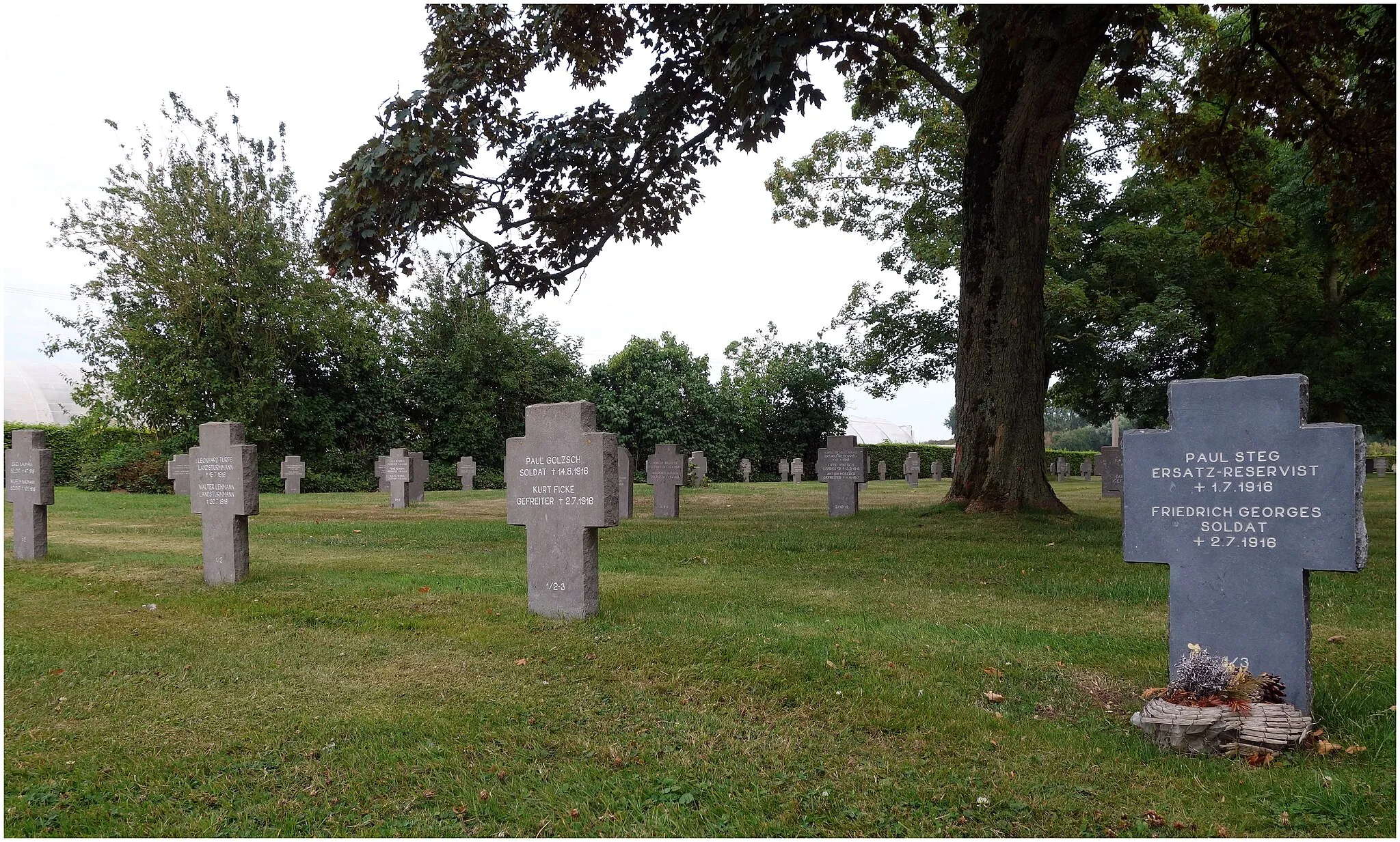 Photo showing: Wicres (France . Nord départment) — German Military Cemetery 1914-1918 - "In this cemetery Rest 2824 German soldiers 1914-1918."