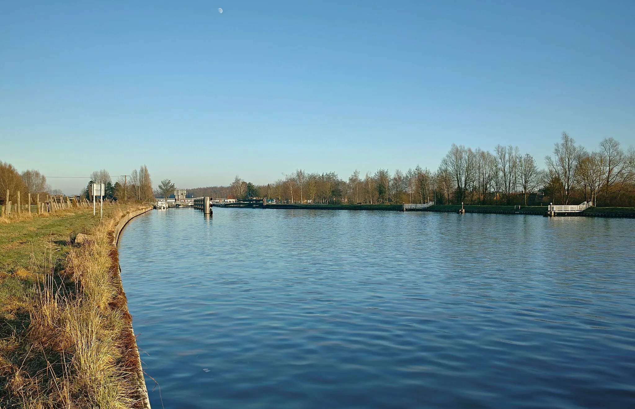 Photo showing: The surroundings of the Don lock, on the Haute Deûle canal.