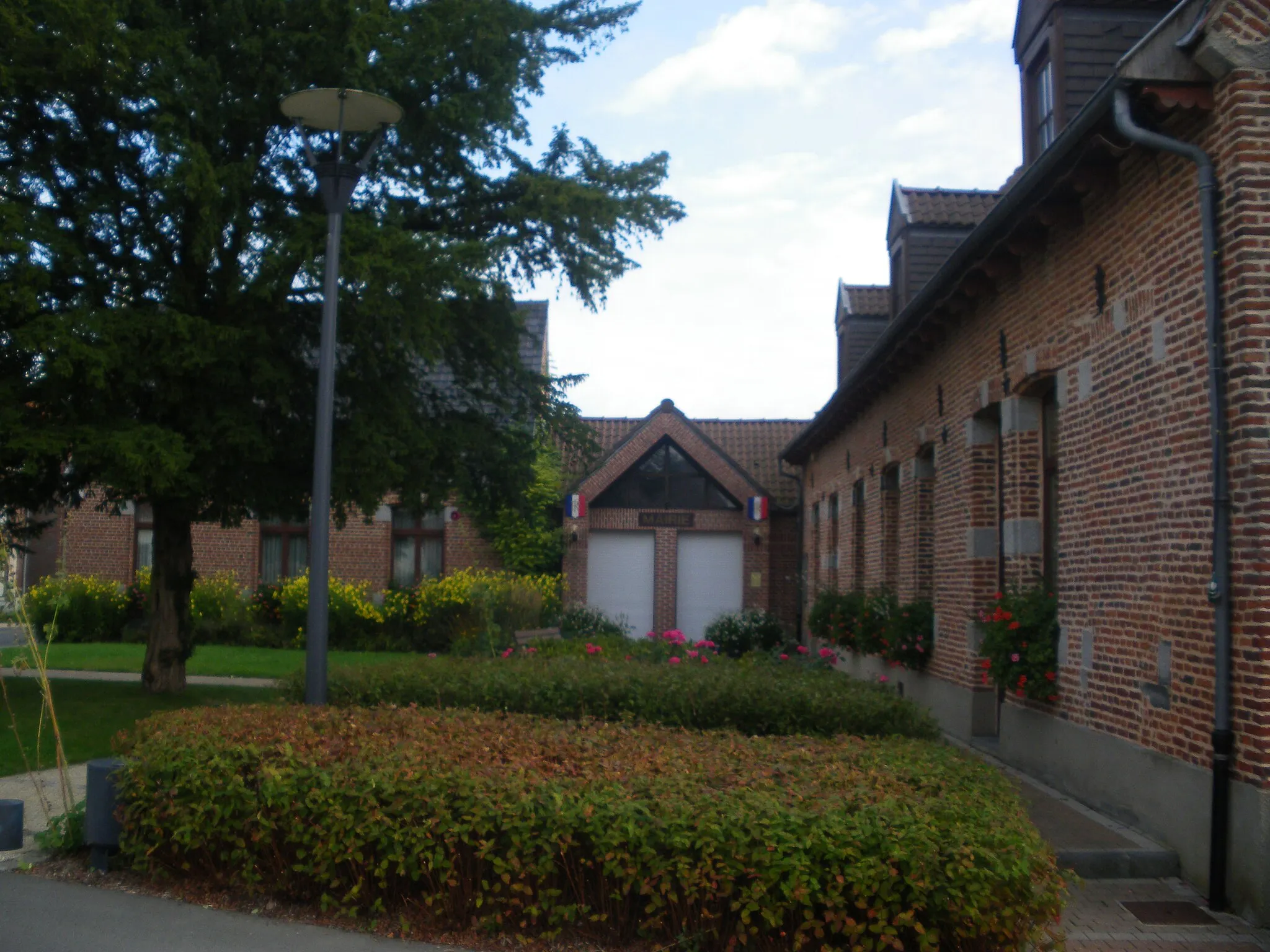 Photo showing: Vue de la mairie de Bourghelles.