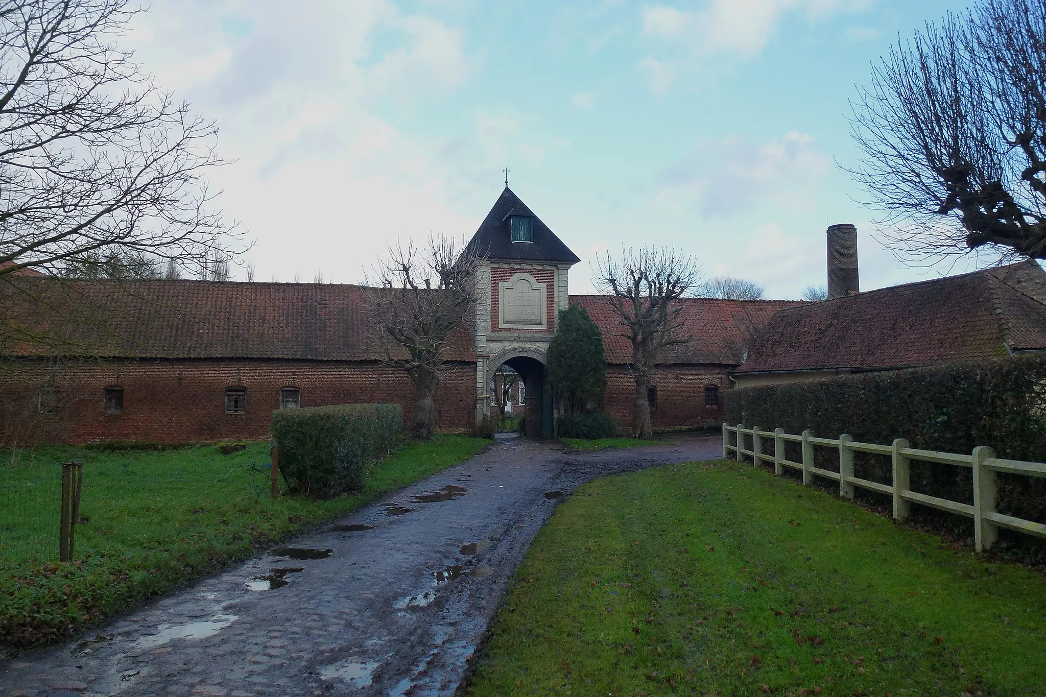 Photo showing: This building is inscrit au titre des monuments historiques de la France. It is indexed in the base Mérimée, a database of architectural heritage maintained by the French Ministry of Culture, under the reference PA59000138 .