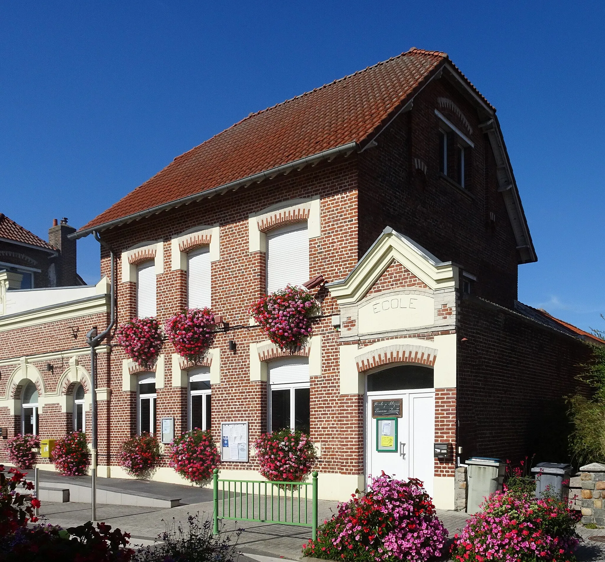 Photo showing: L'école publique de Radinghem-en-Weppes, Nord, mairie