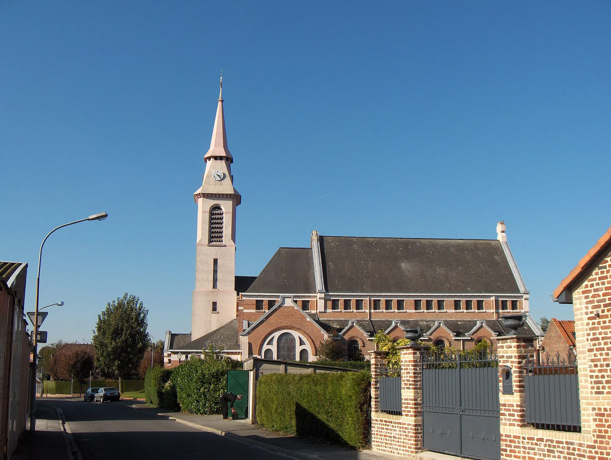 Photo showing: Prémesques (France, dept. Nord), centre du village, église saint-Laurent (années '20)