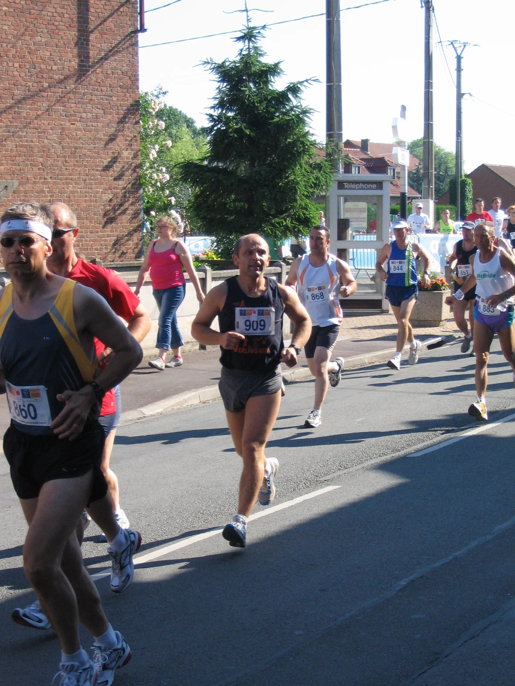 Photo showing: 2ème édition Foulées Warnetonnoises, à travers les rues de la commune -- circuits de 5 ou 10 km au choix.