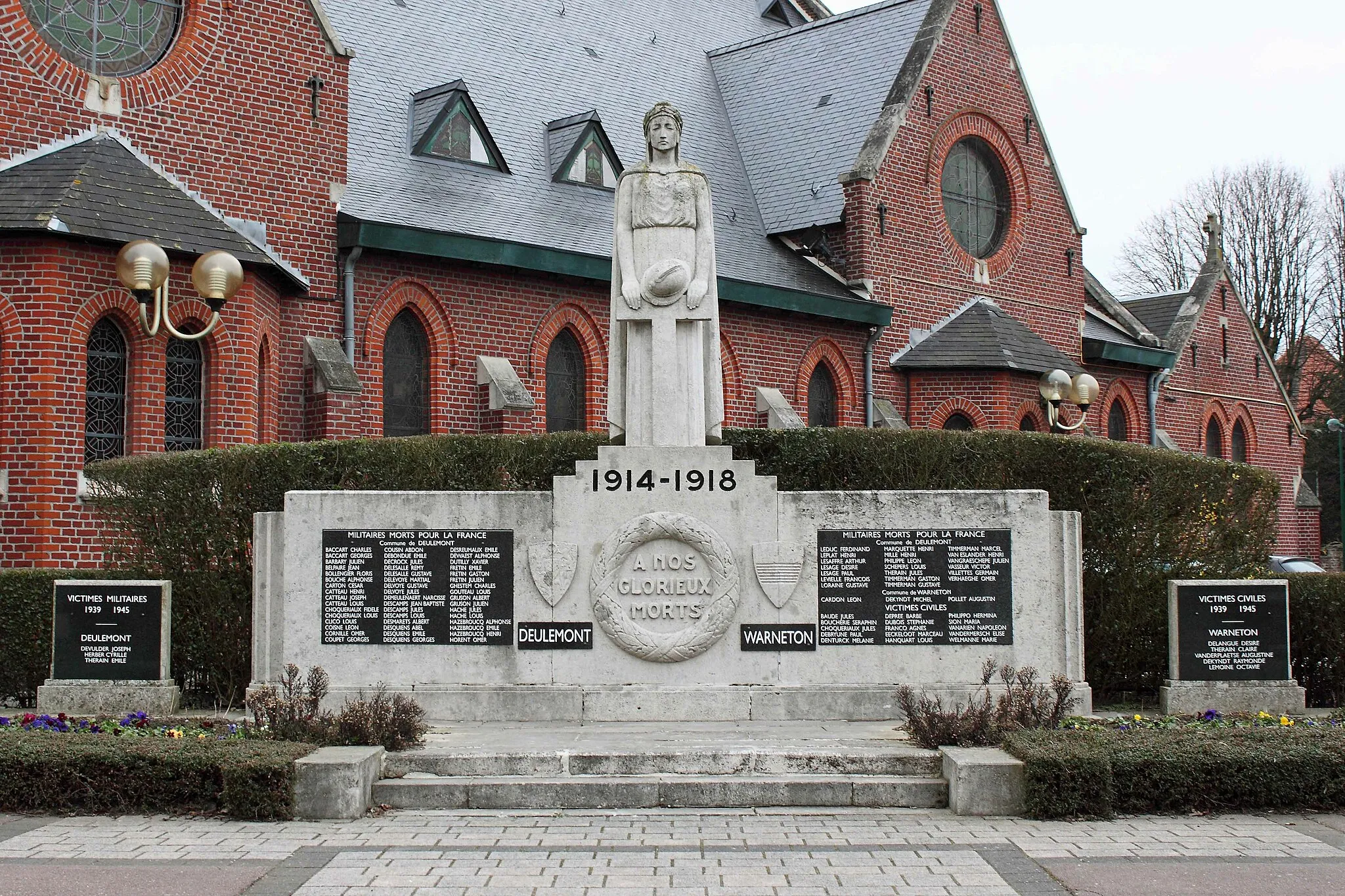 Photo showing: Monument aux Morts - Chevet de l'église Saint-Symphorien, place Louis Caro, 59 Deûlémont