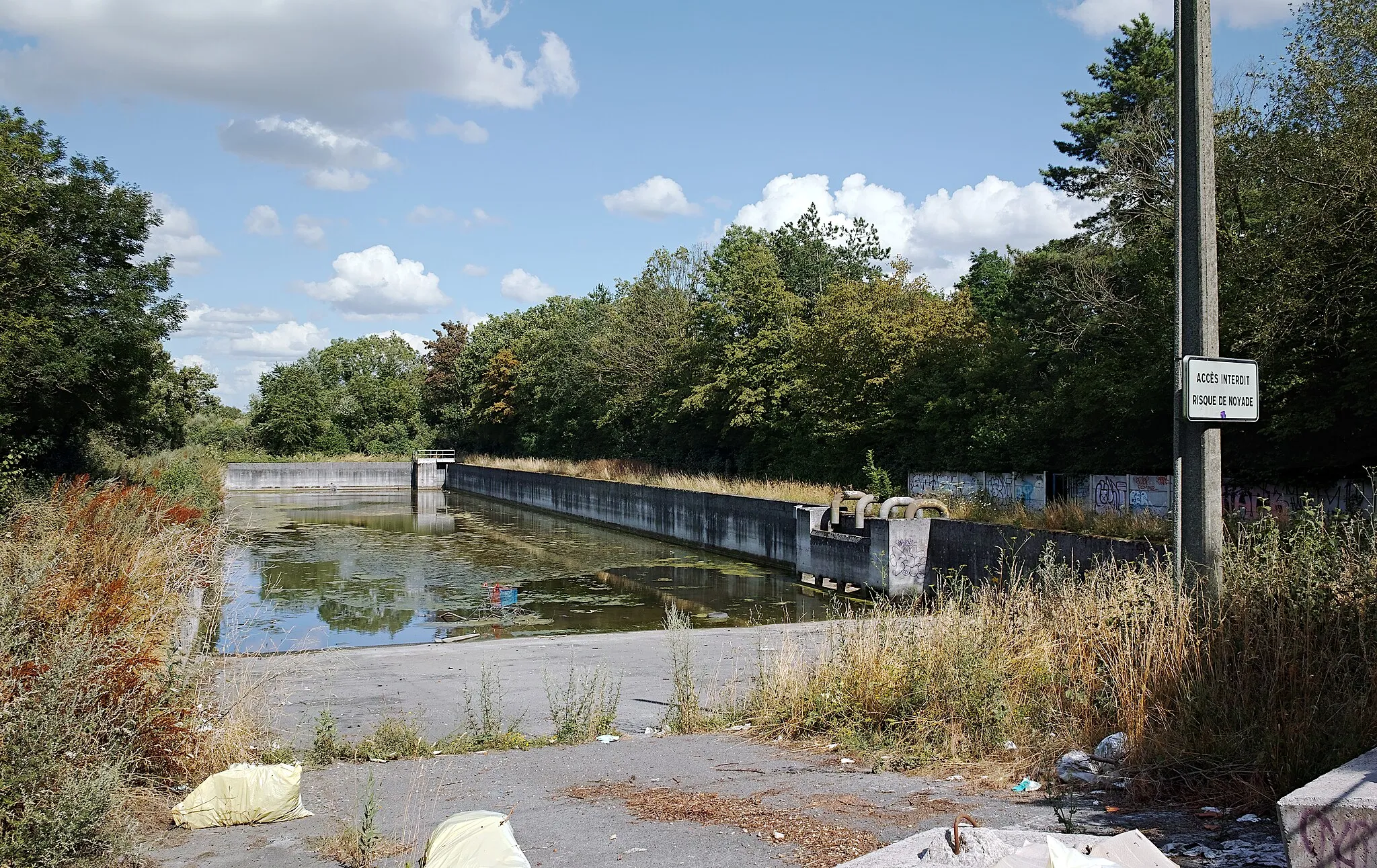 Photo showing: Retention pond, Rue de Lompret, in Lille-Lomme.