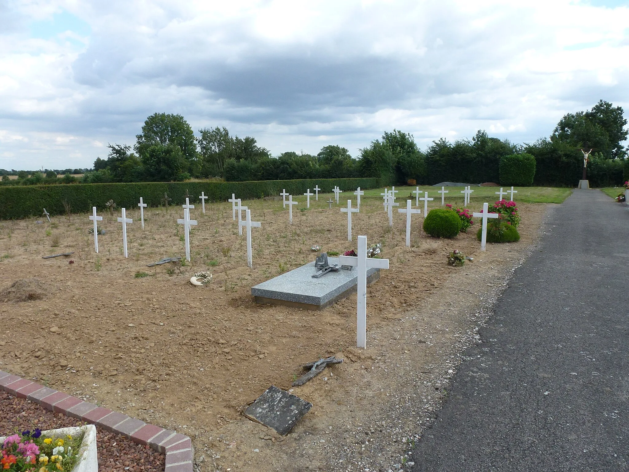 Photo showing: Pihem (Pas-de-Calais, Fr) vielles tombes anonymes au cimetière