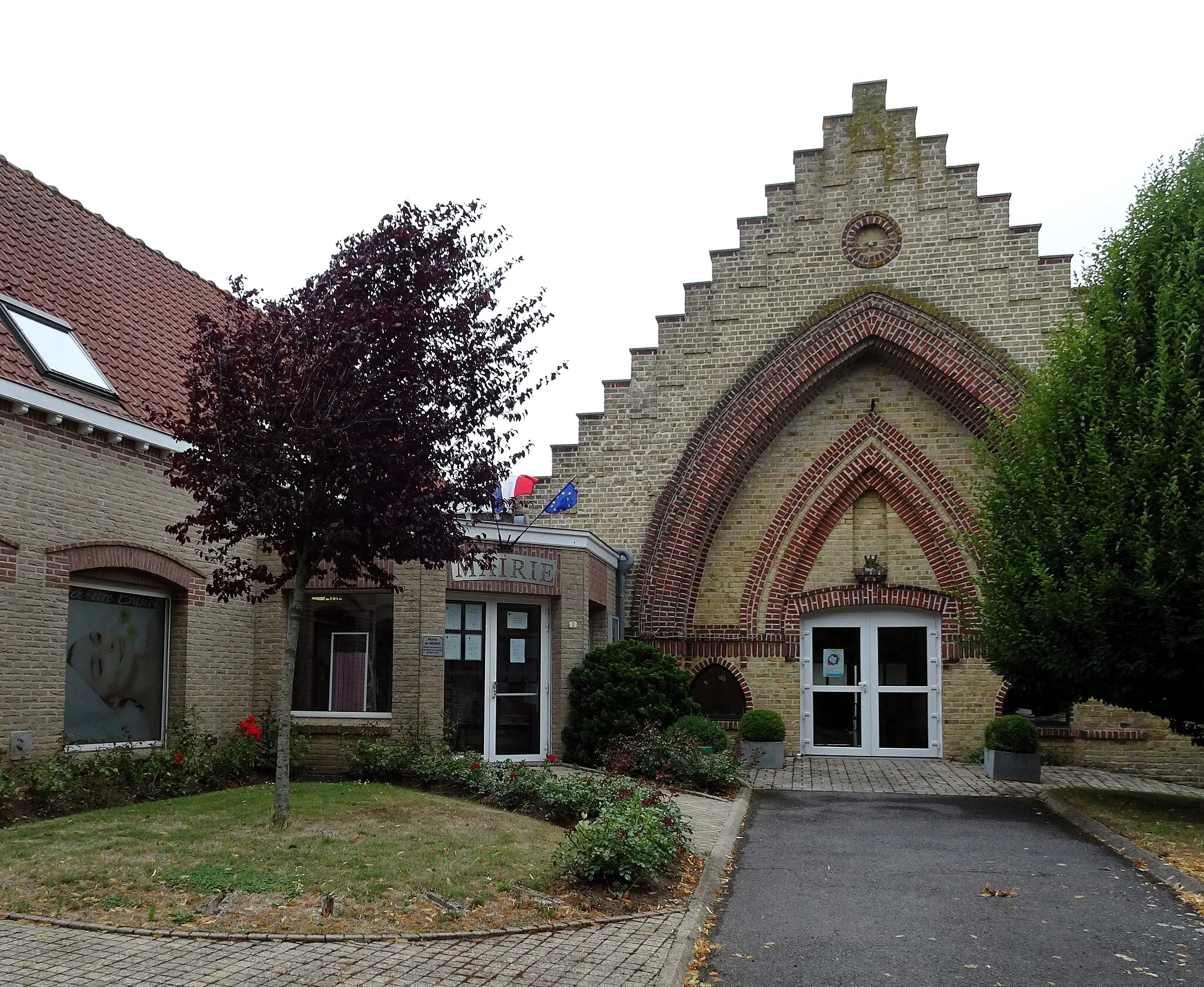 Photo showing: Town hall and old church of Merris (Nord, France)