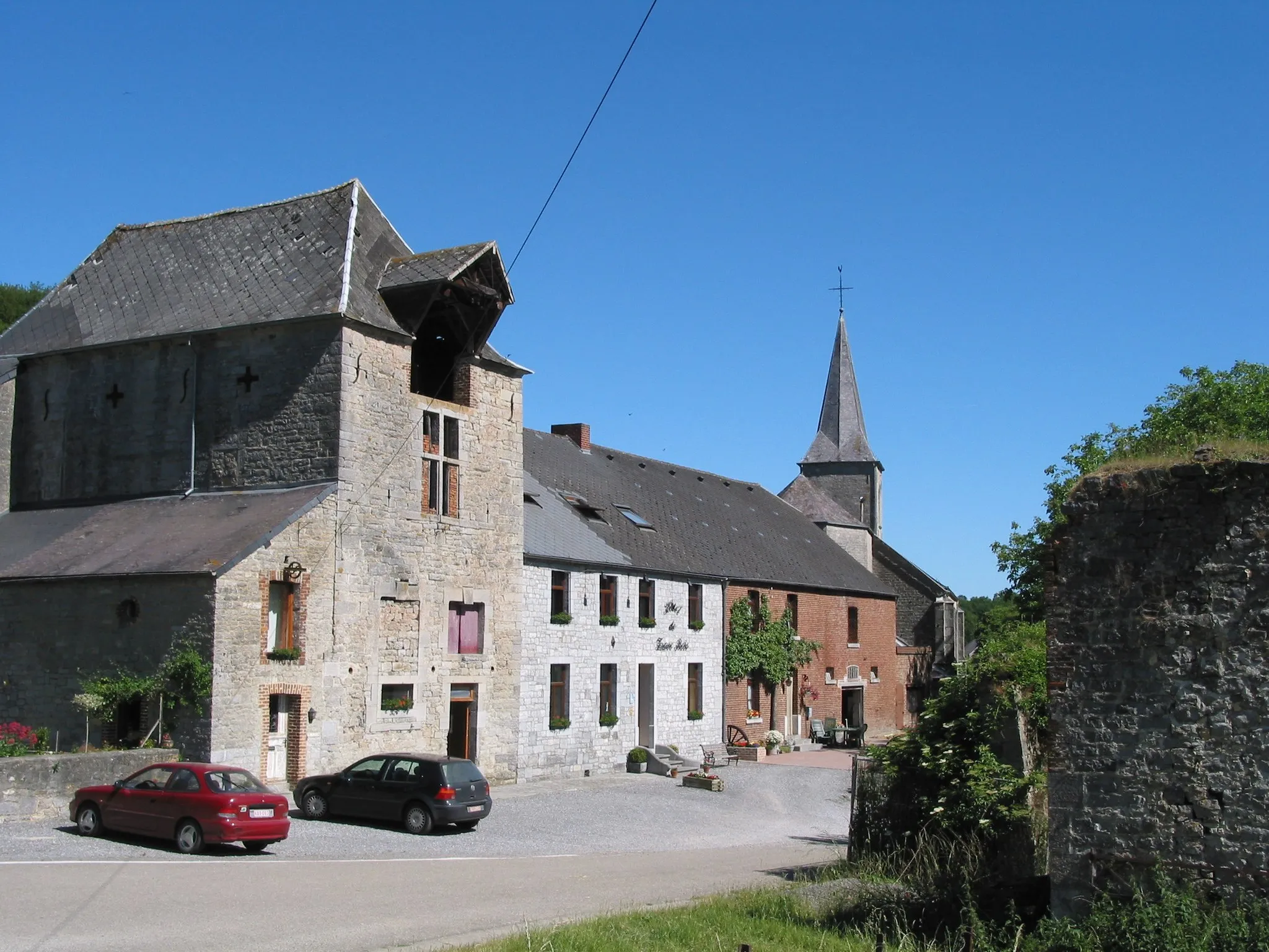 Photo showing: Lompret (Belgium), the neighborhood of the Saint Nicolas’ church.