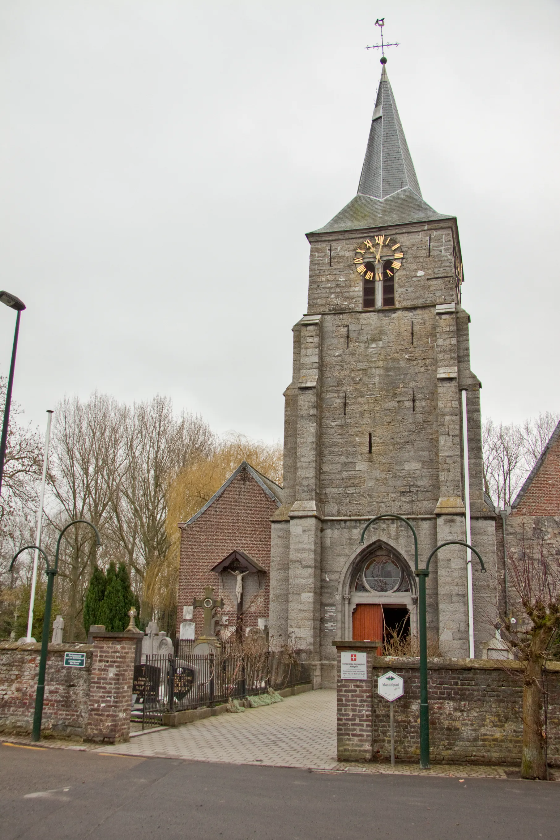 Photo showing: Outrijve Churchyard