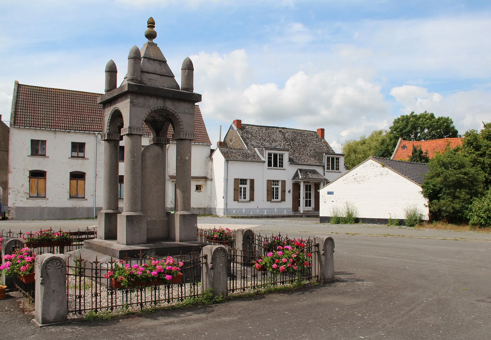 Photo showing: Bauffe (Belgium), Place de Bauffe - the memorial dedicated to the victims of the first world war.