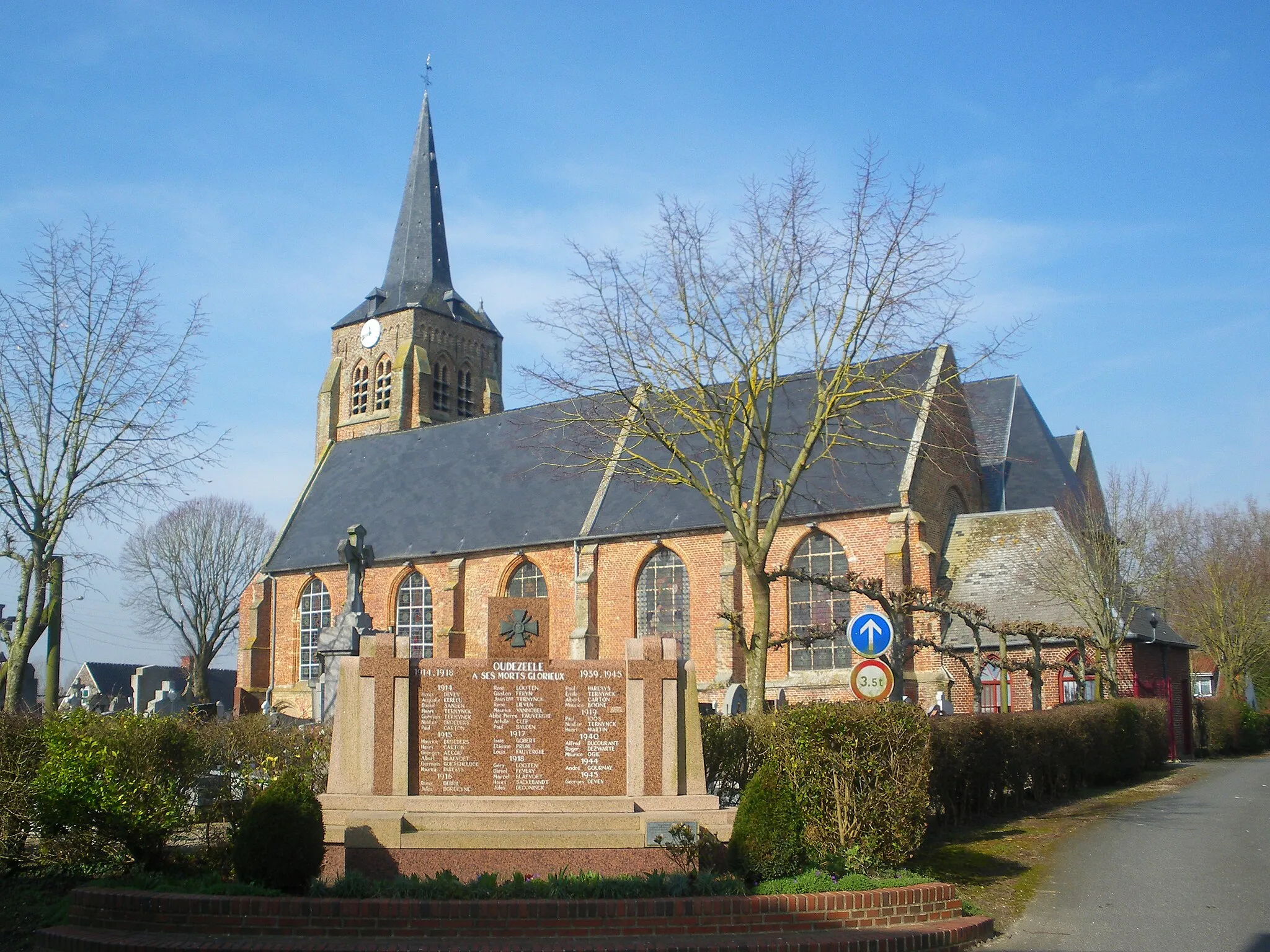 Photo showing: Vue du monument aux morts et de l'église Saint Jean-Baptiste d'Oudezeele.