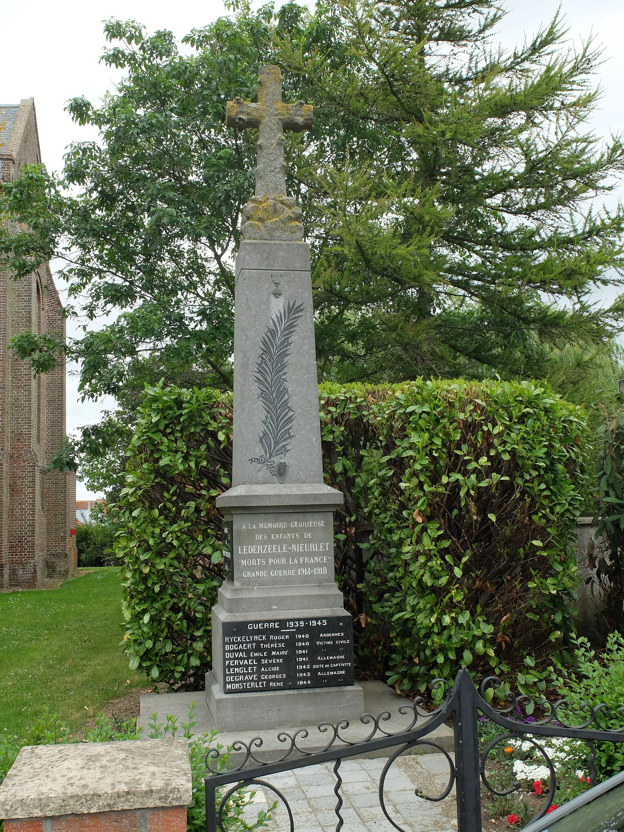 Photo showing: Vue du monument aux morts de Lederzeele et Nieurlet, situé à Nieurlet.