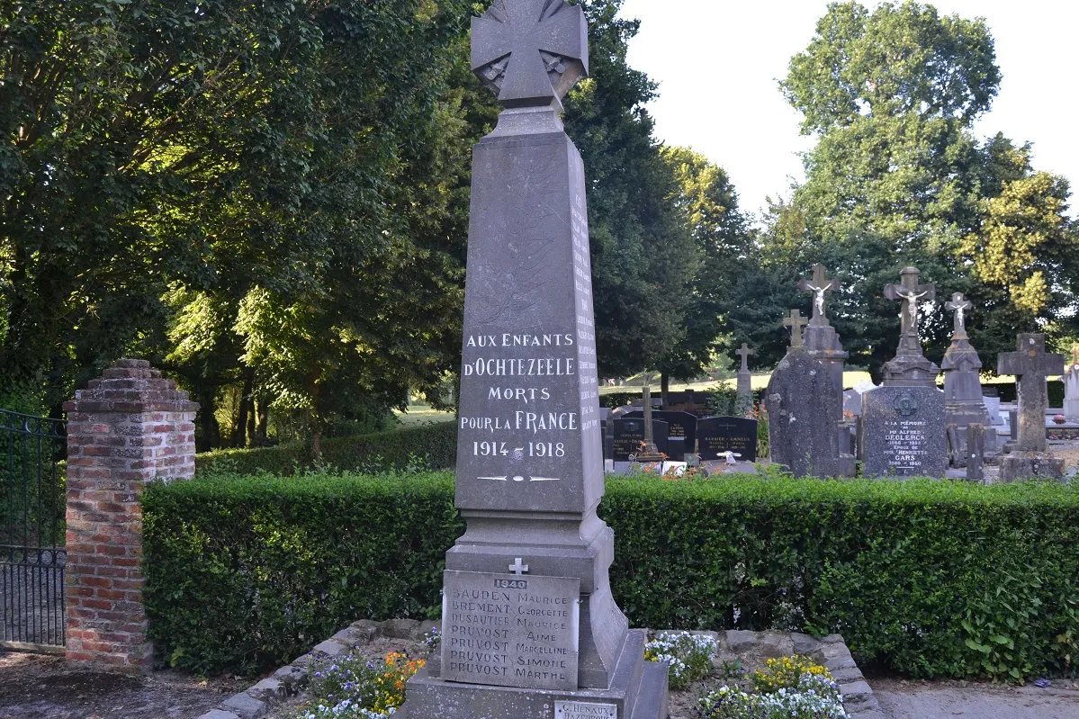 Photo showing: Monument-aux-Morts