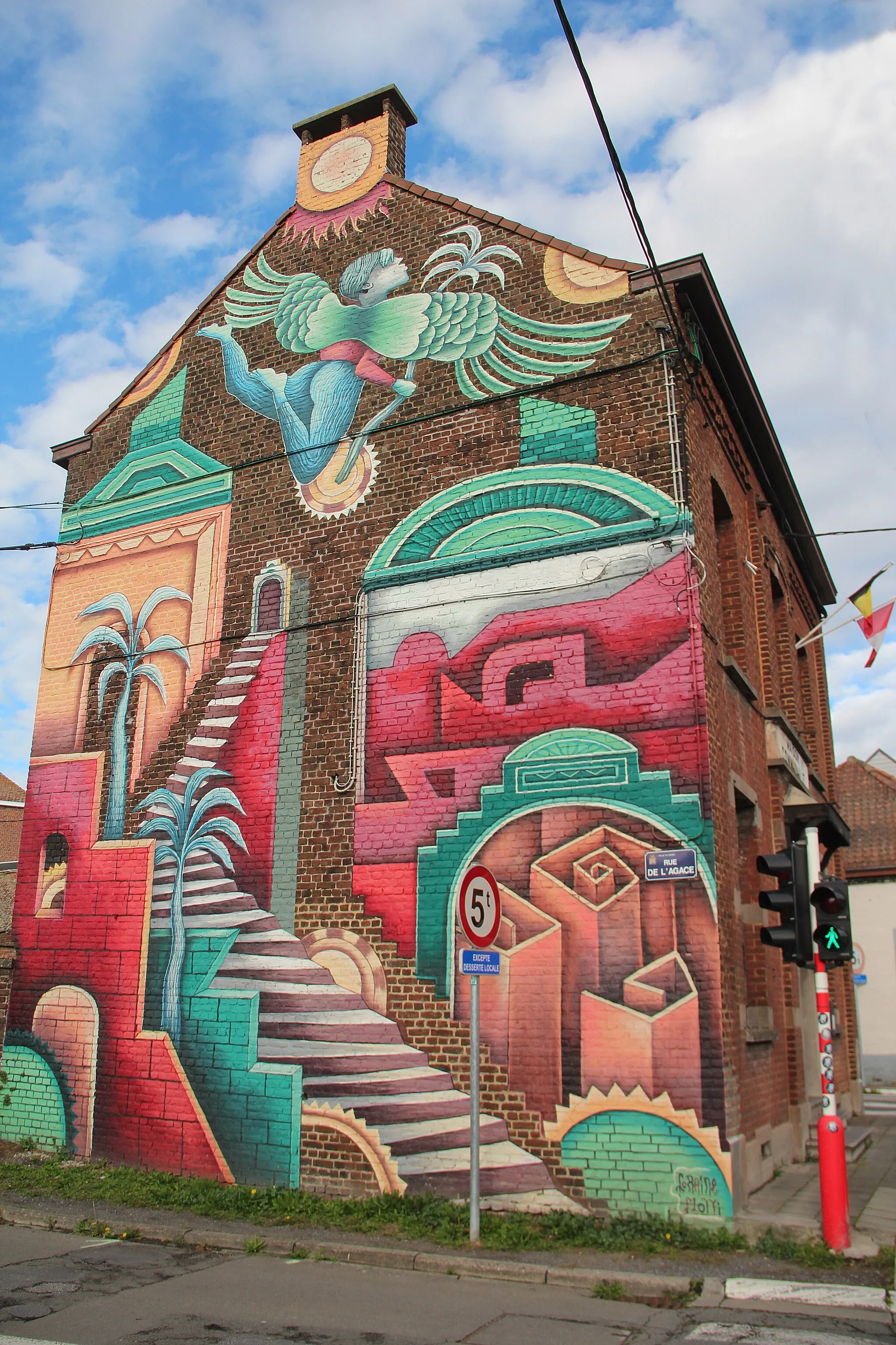 Photo showing: " Icare ou le rêve de voler " mural by artist Loraine Motti. Artwork on the south-west wall of the former town hall located at 118, rue Grande in Maisières (Belgium).)