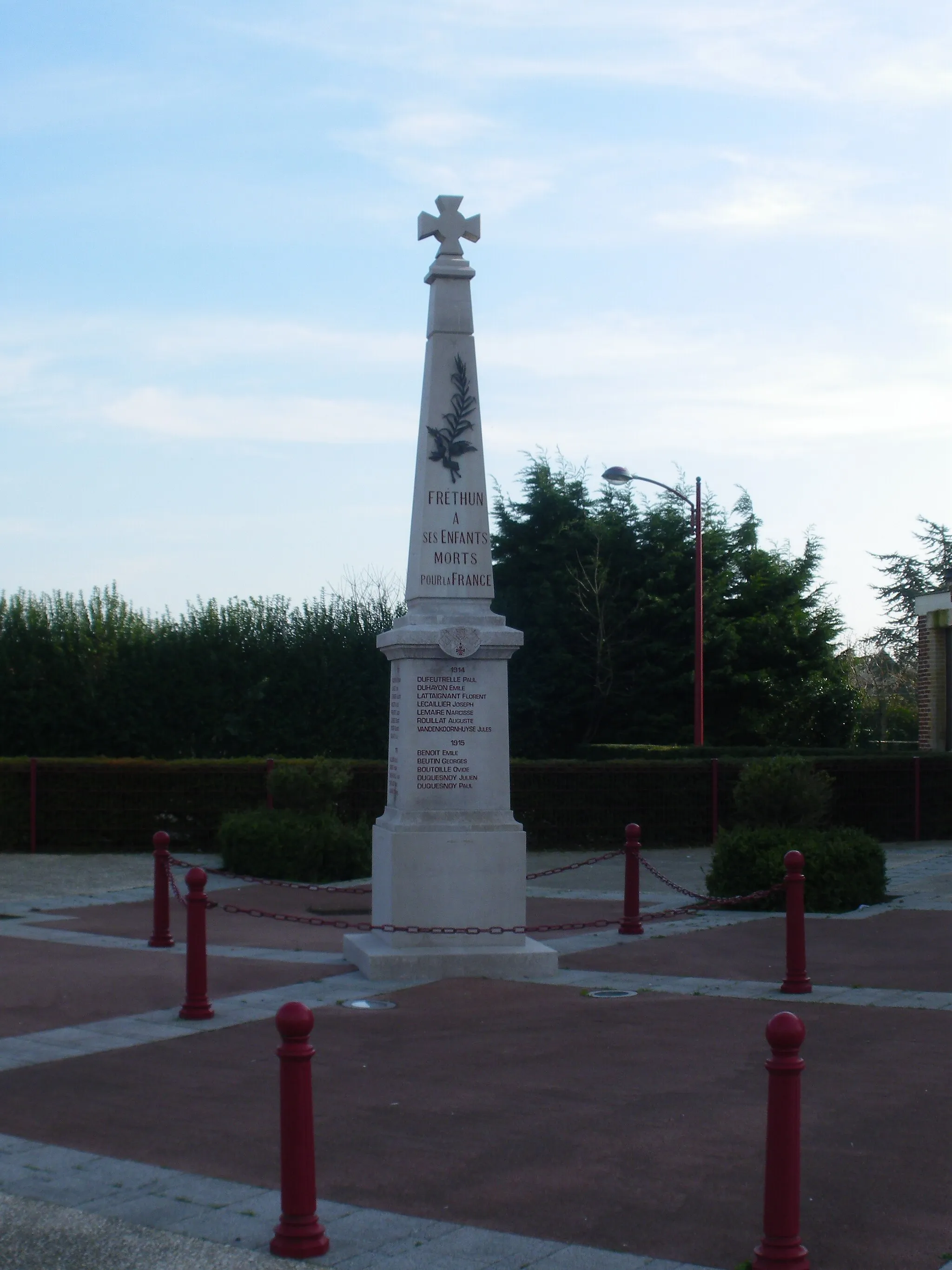 Photo showing: Vue du monument aux morts de Fréthun.