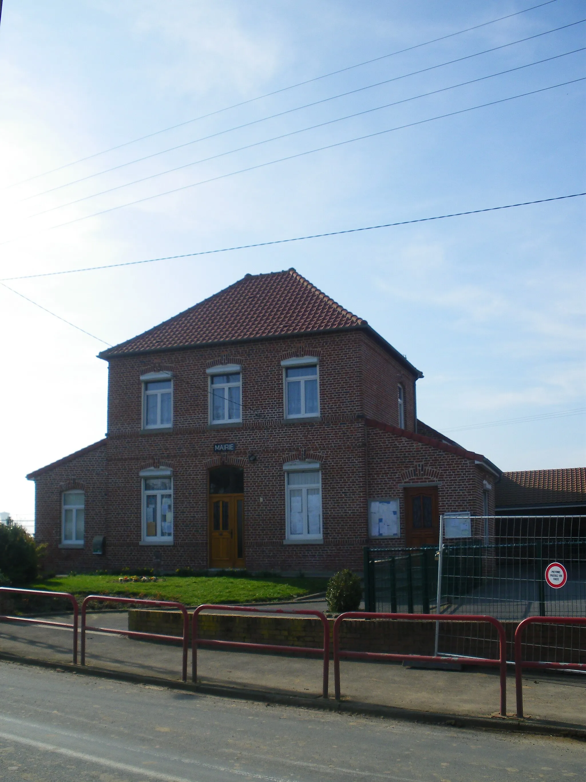 Photo showing: Vue de la mairie de Zermezeele.