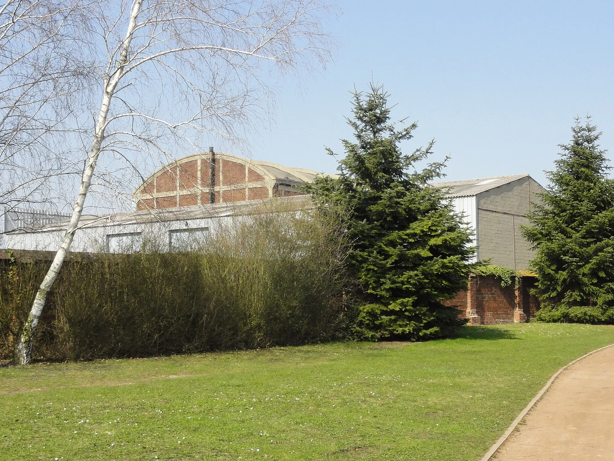 Photo showing: La fosse n° 4 de la Compagnie des mines de Béthune était un charbonnage du bassin minier du Nord-Pas-de-Calais constitué d'un seul puits situé à Vermelles, Pas-de-Calais, Nord-Pas-de-Calais, France.