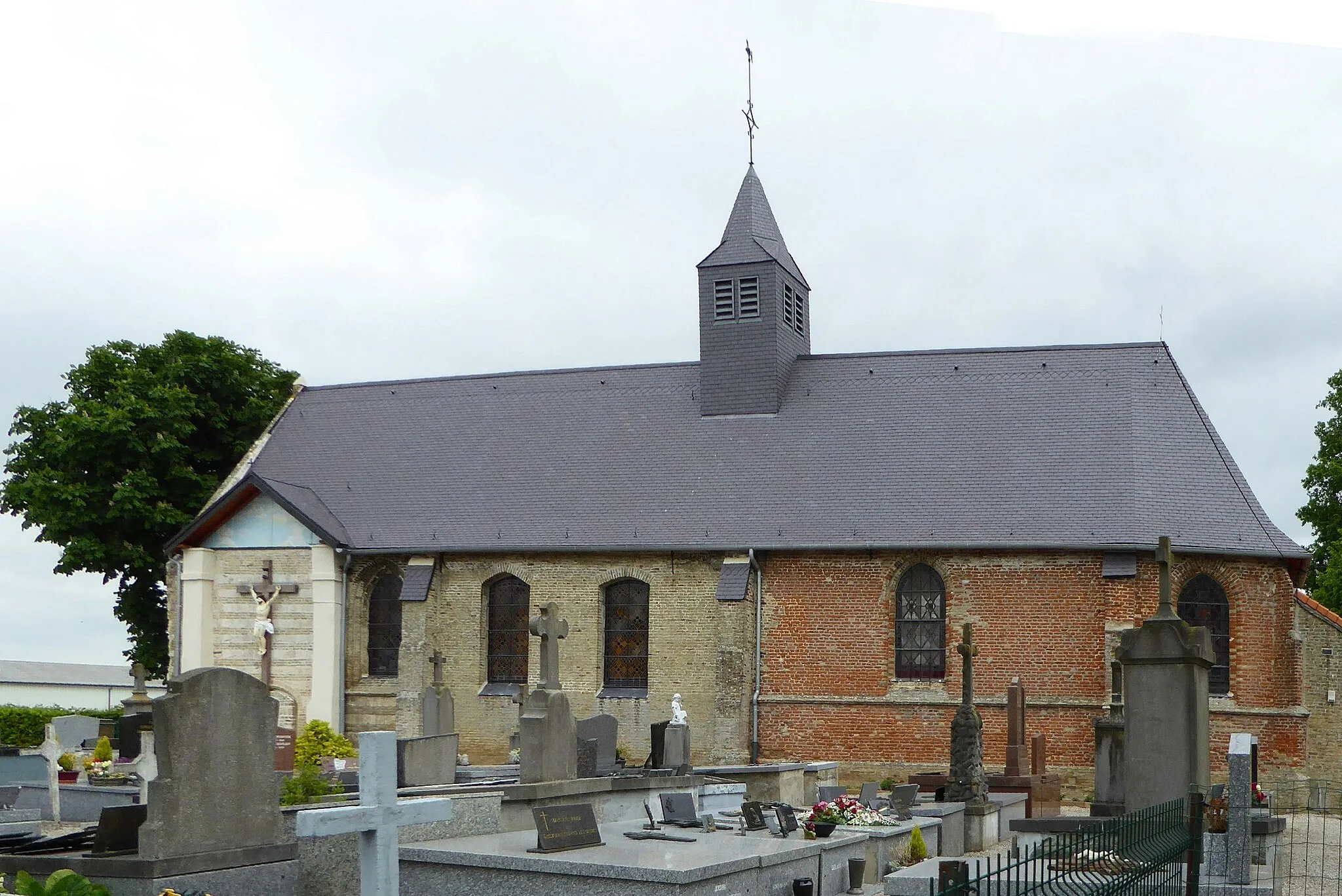 Photo showing: Cimetière de l'église  St Martin de Wulverdinghe (Nord, Fr)