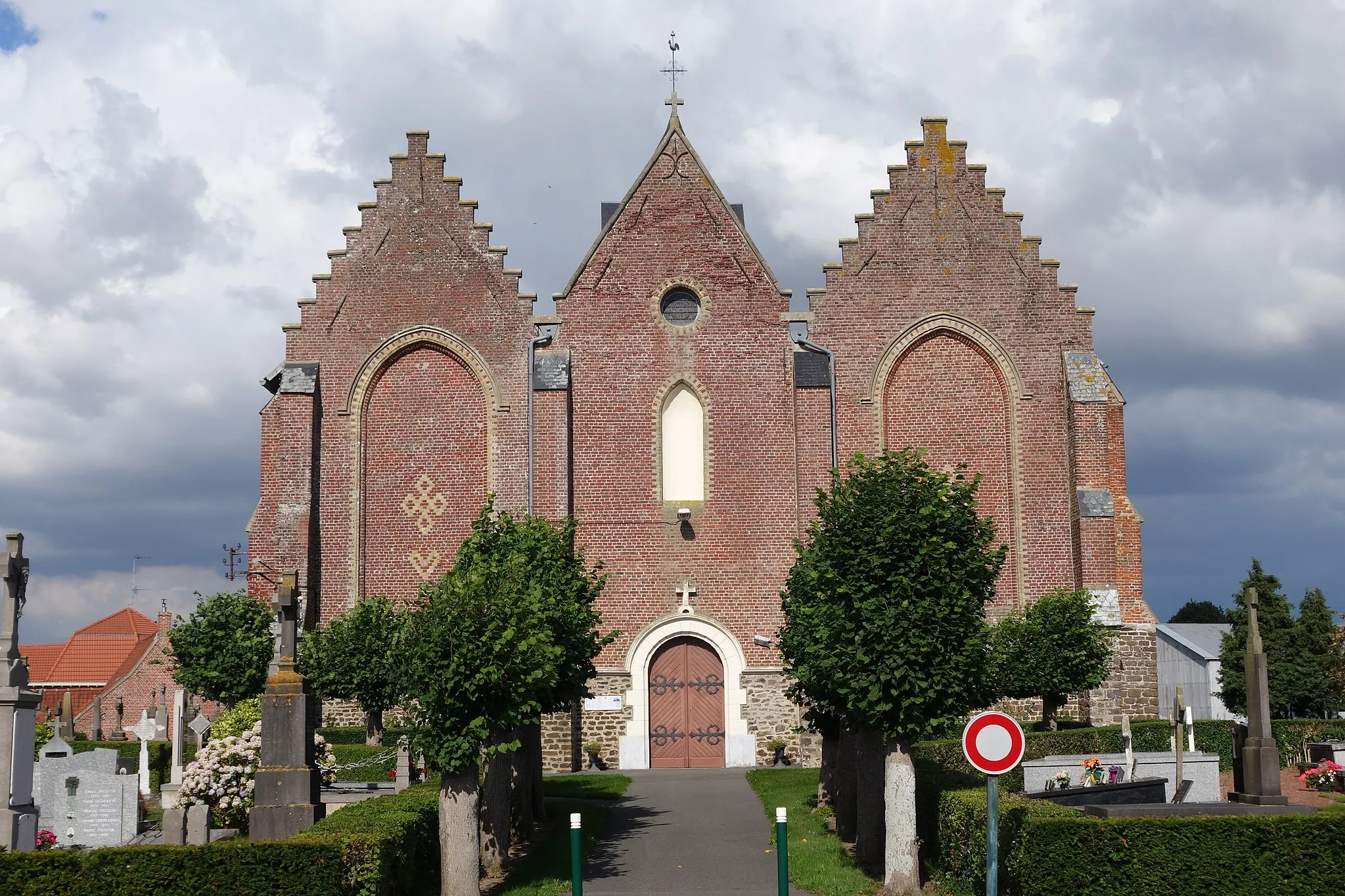 Photo showing: Hall church or hallekerk (hallekerque), made up of three naves, Romanesque 
A runic-shaped design on the gable of the church, on the left