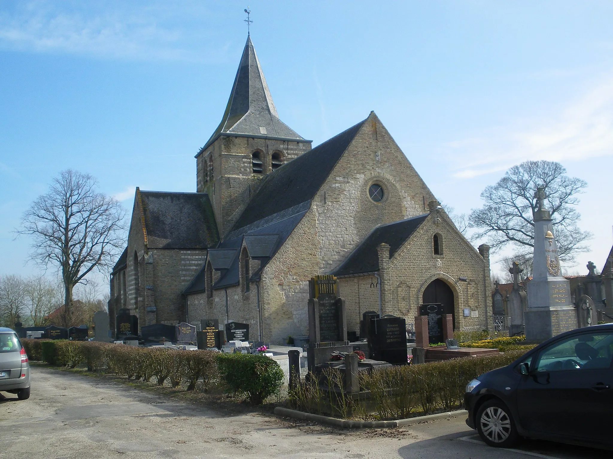 Photo showing: Vue de l'église Saint-Matthias et du monument aux morts d'Eringhem.