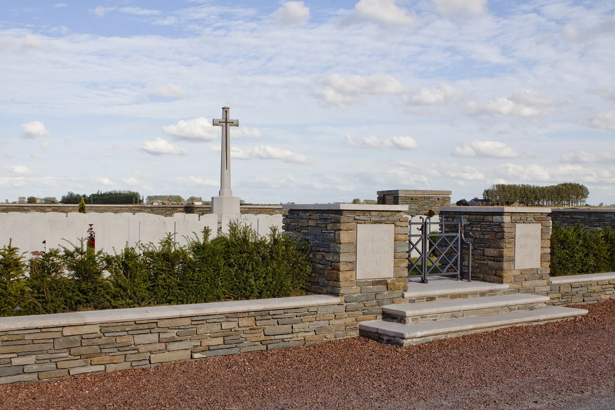 Photo showing: Croix-Rouge Military Cemetery. Entrance