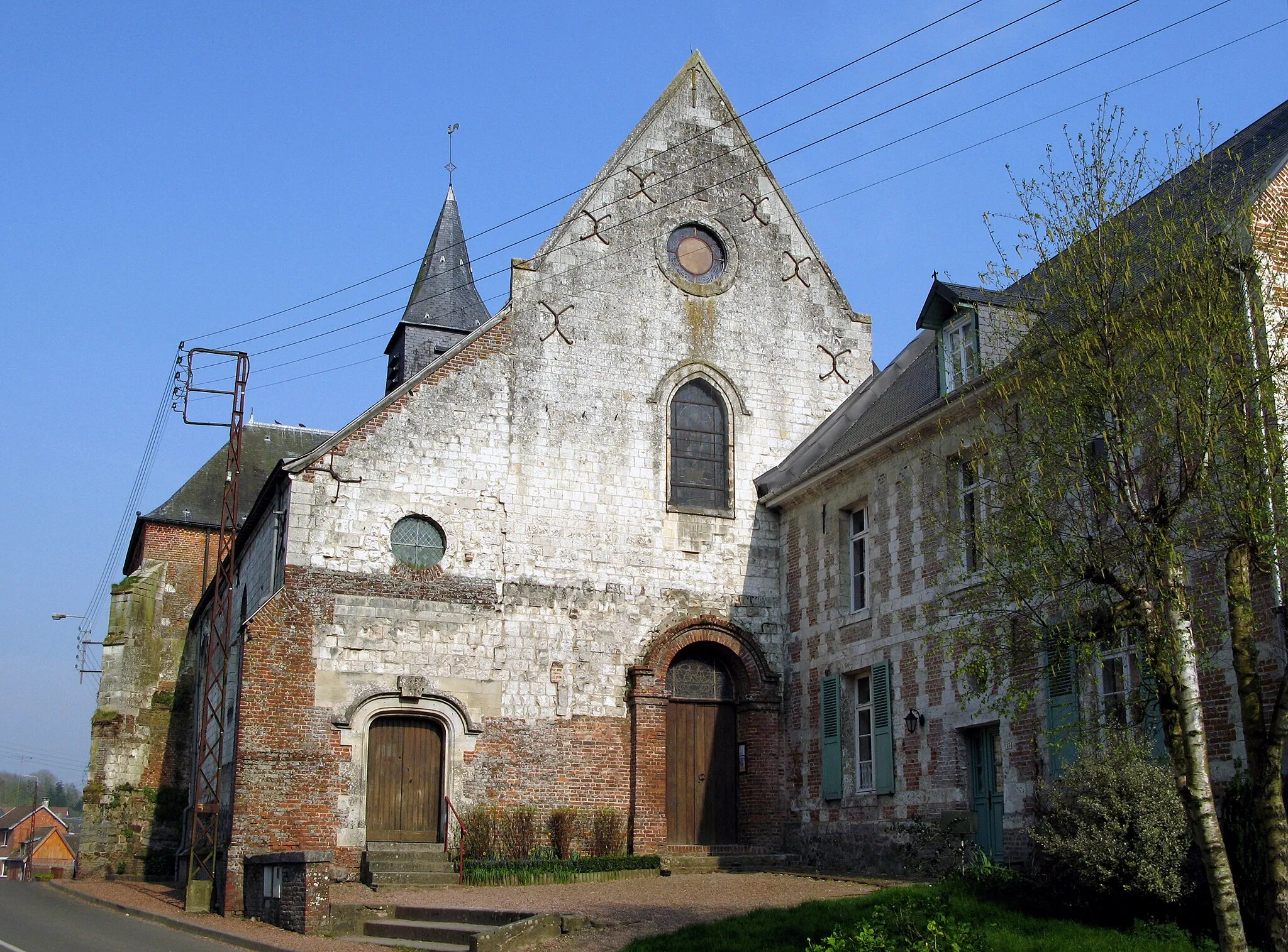 Photo showing: Lucheux (Somme, France) -
L'église et l'ancien presbytère...
.