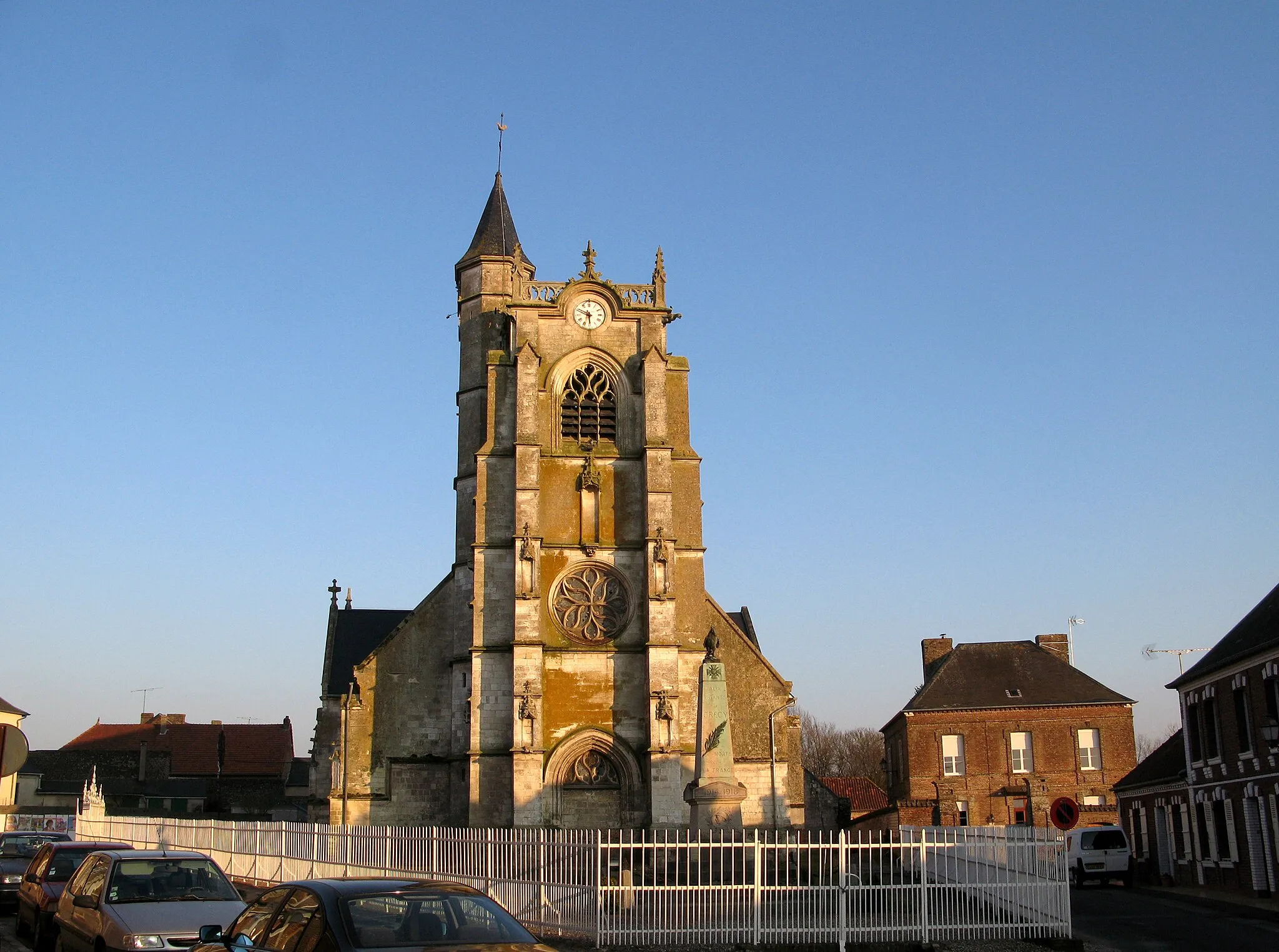 Photo showing: Crécy-en-Ponthieu (Somme, France) -
L'église et le monument-aux-morts.
.