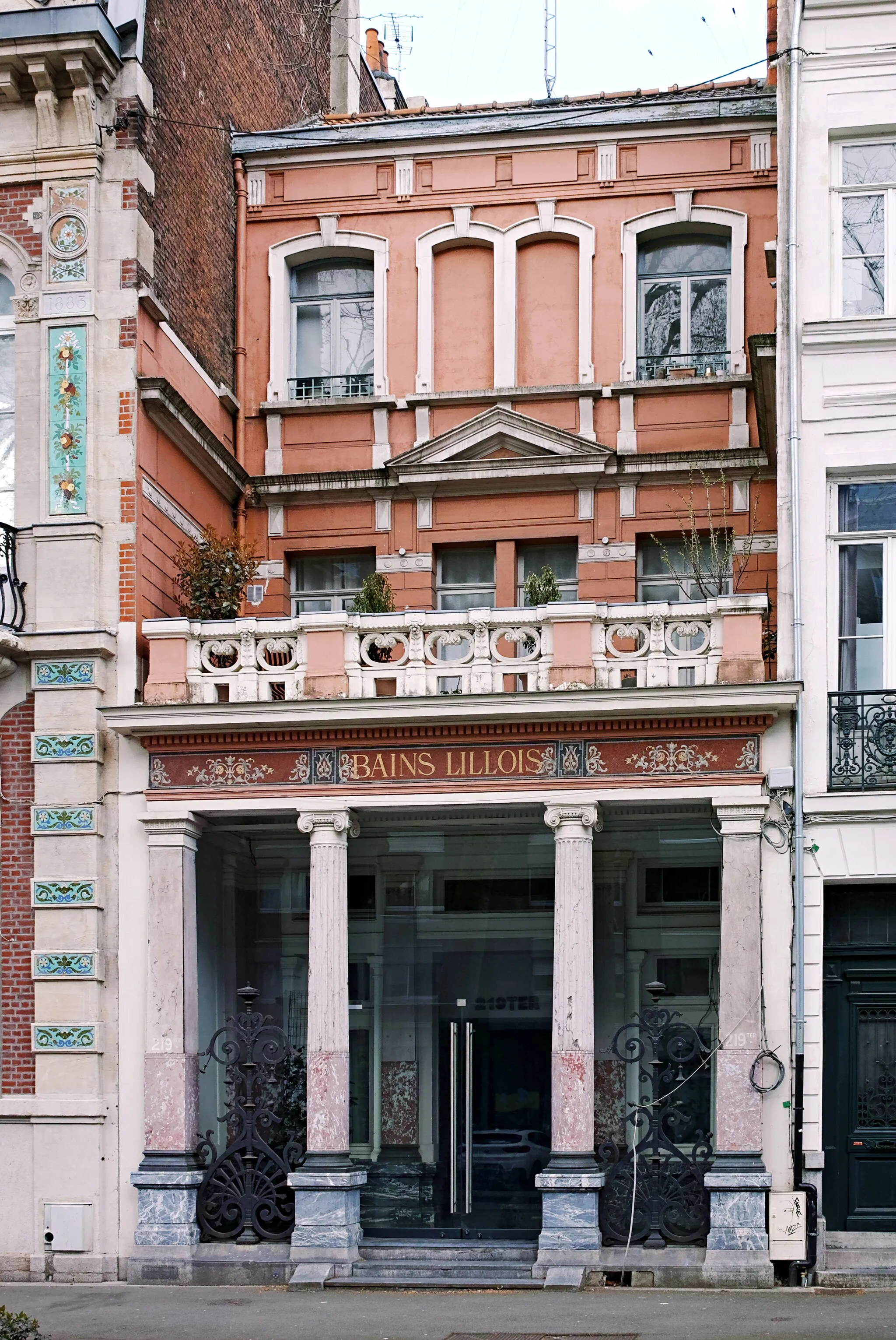 Photo showing: Facade of the Bains Lillois, in Lille.