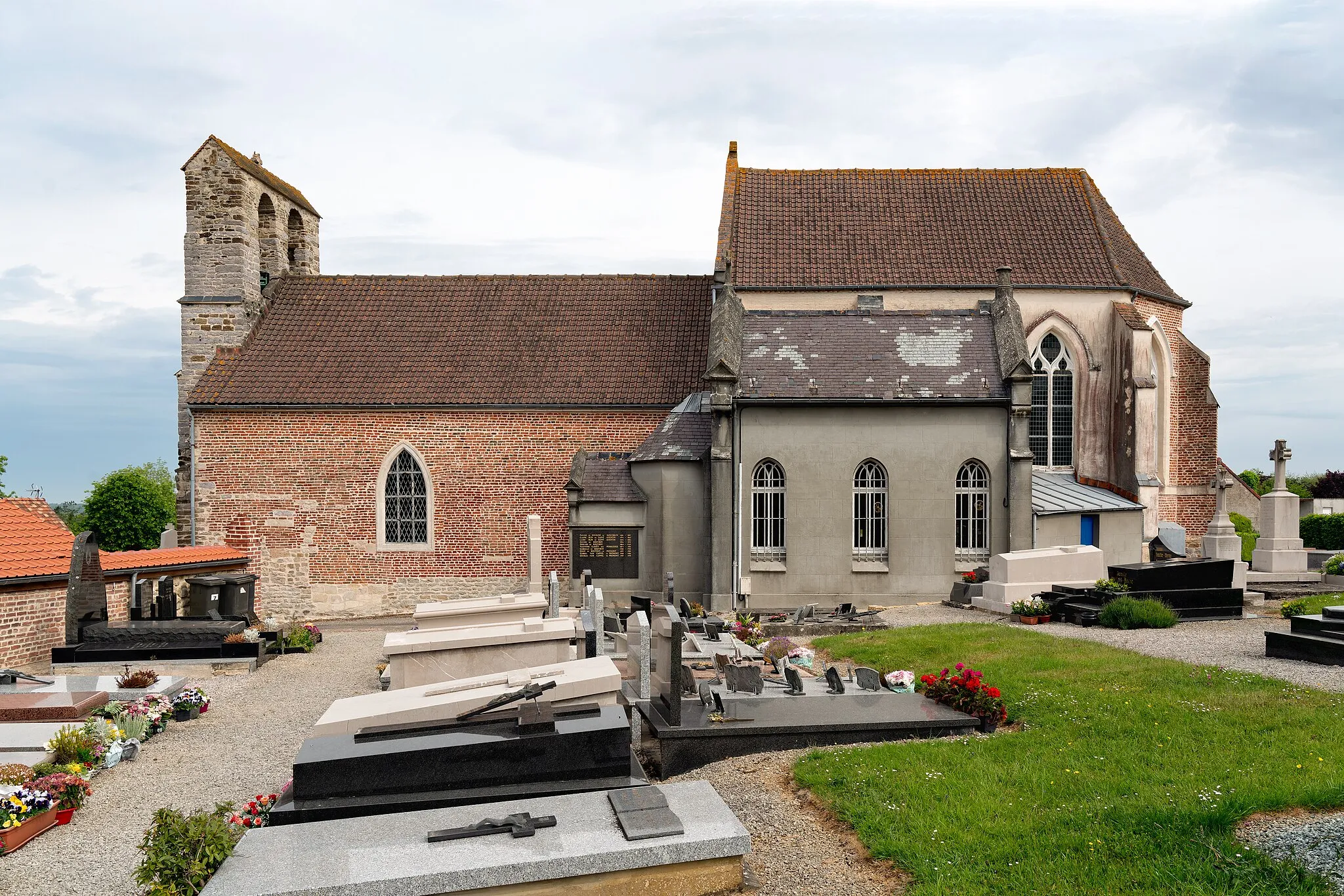 Photo showing: La face sud de l'église Saint-Leu de Bellebrune.