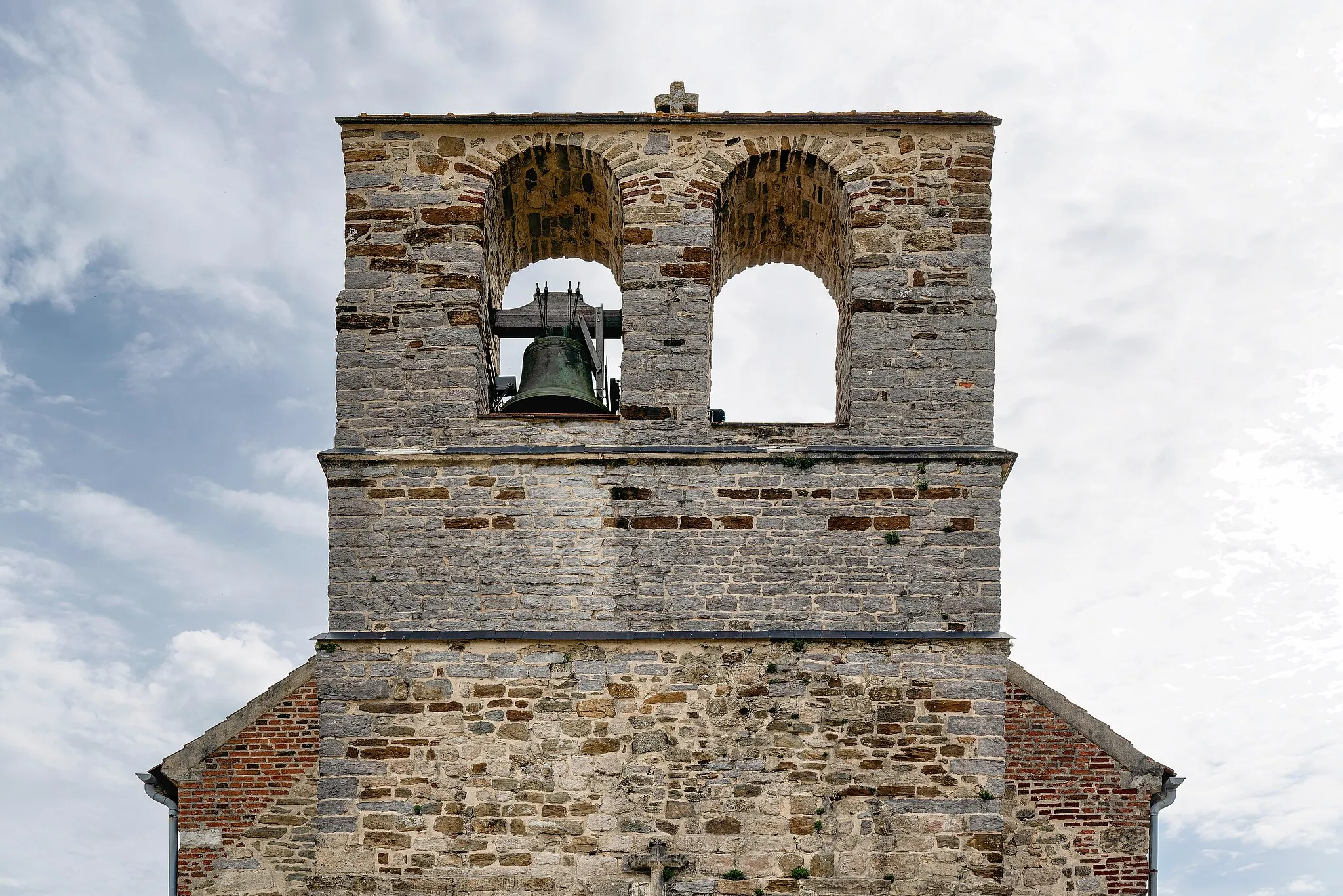Photo showing: Le clocher-mur, orphelin d'une cloche, de l'église Saint-Leu de Bellebrune.