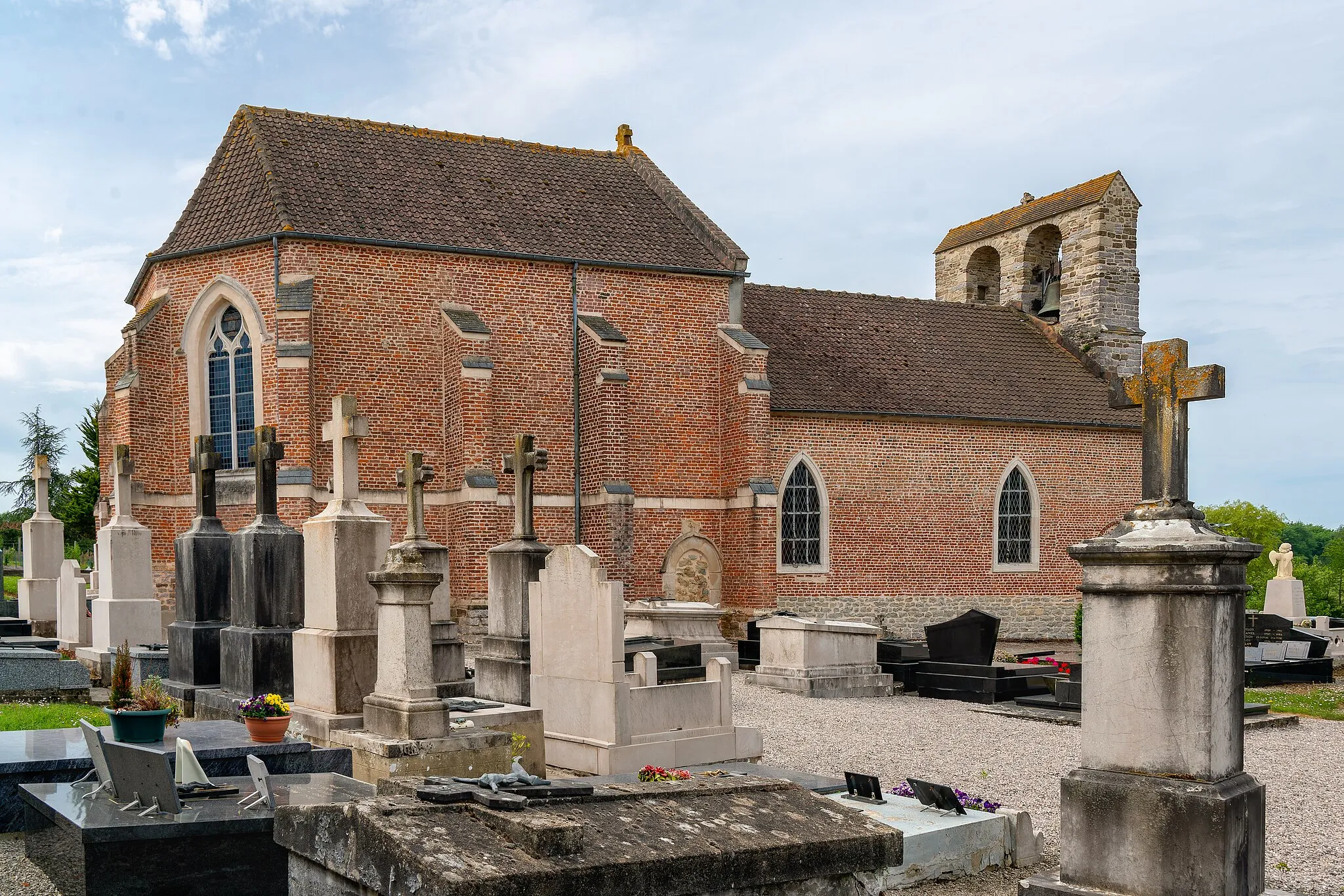 Photo showing: La face nord de l'église Saint-Leu de Bellebrune.