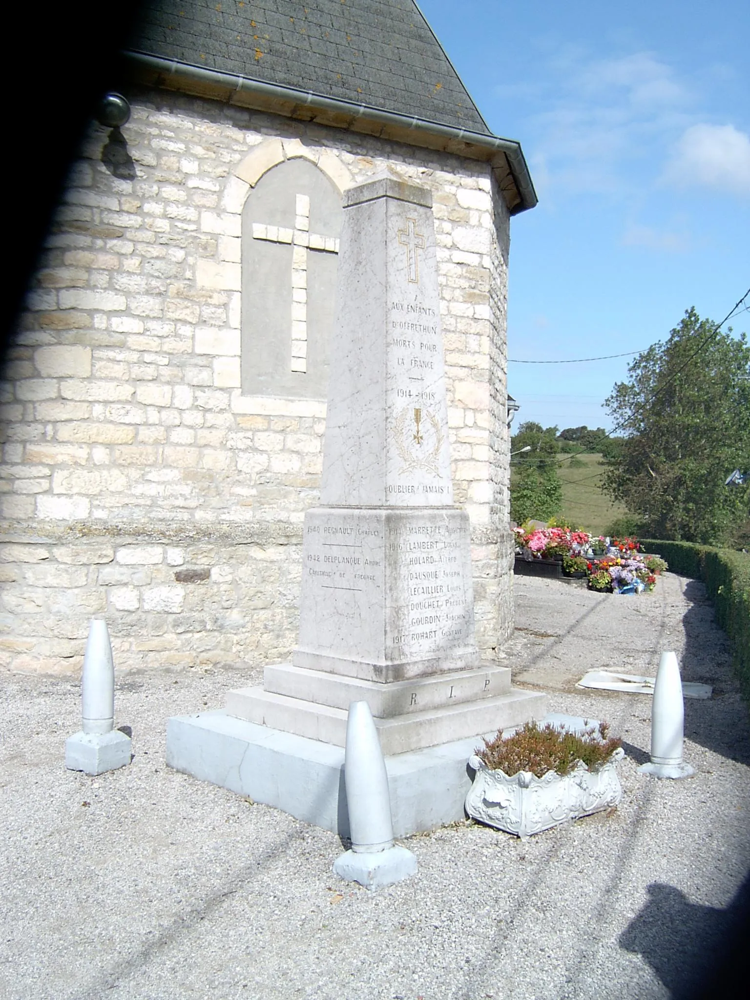 Photo showing: Monument aux morts d'Offrethun
