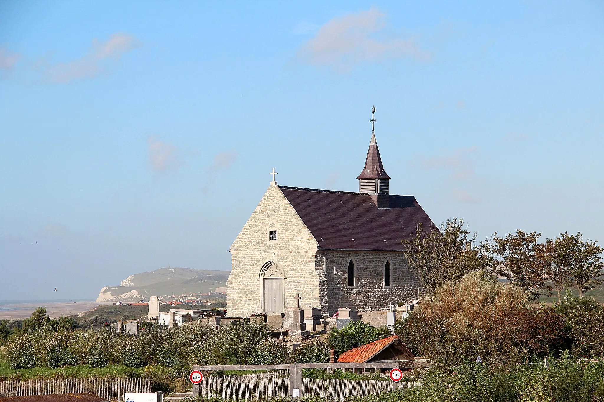 Photo showing: Tardinghen (Pas-de-Calais), France. – The church of Saint Martin (XVIth century) and the cliffs of the Cap Blanc-Nez (Cape White Nose).