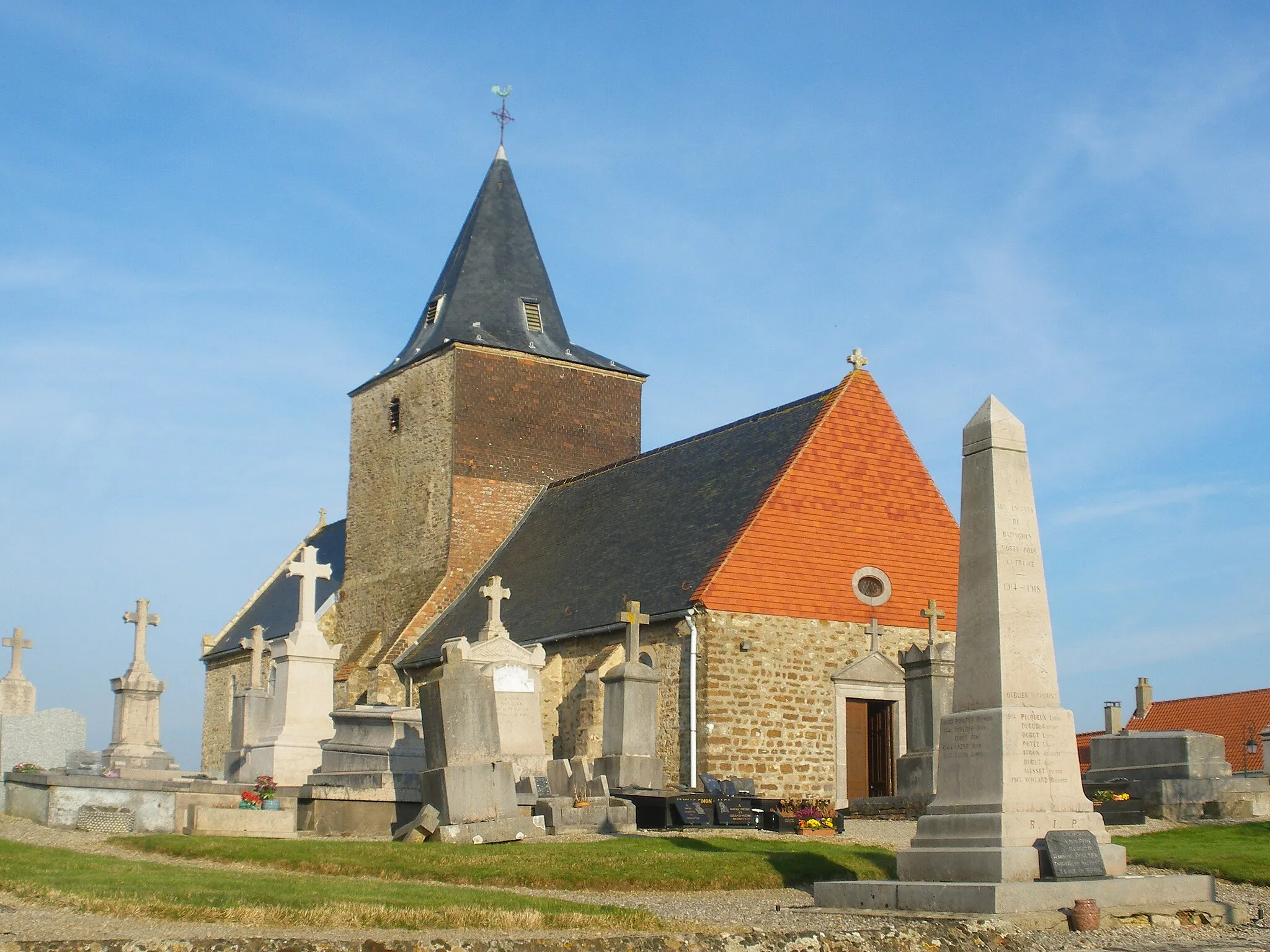 Photo showing: Vue de l'église Saint-Eloi et du monument aux morts de Bazinghen.