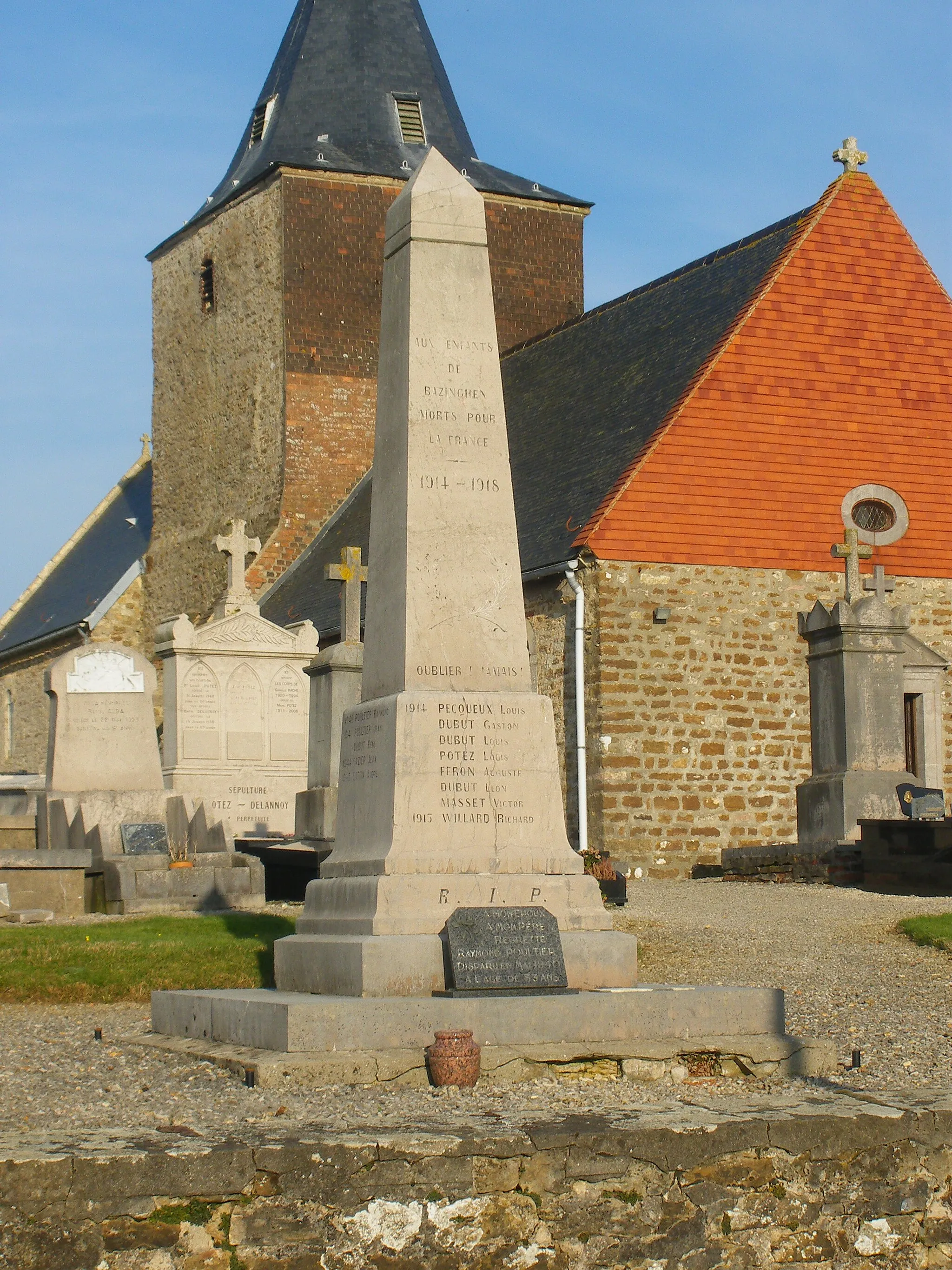 Photo showing: Vue du monument aux morts de Bazinghen.