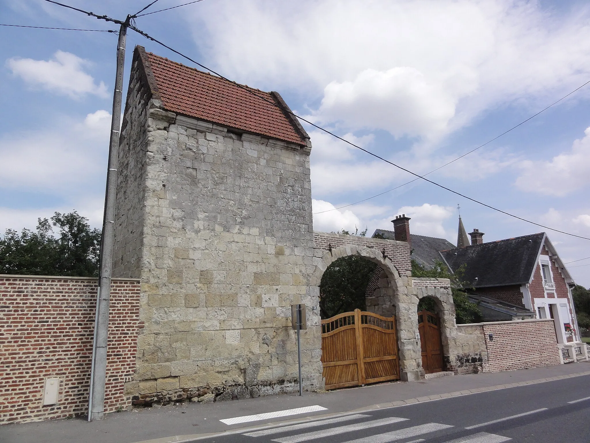 Photo showing: Aubencheul-aux-Bois (Aisne) porche avec tour