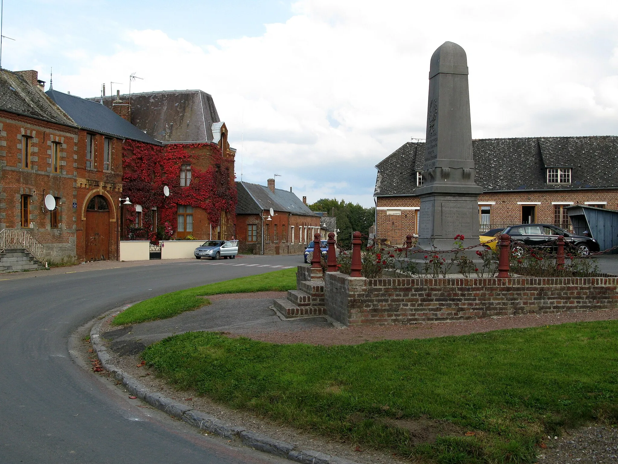 Photo showing: Autreppes (Aisne, France) -

La place centrale et le monument-aux-morts (qui se dresse entre l'église et la mairie, invisibles sur cette photo).