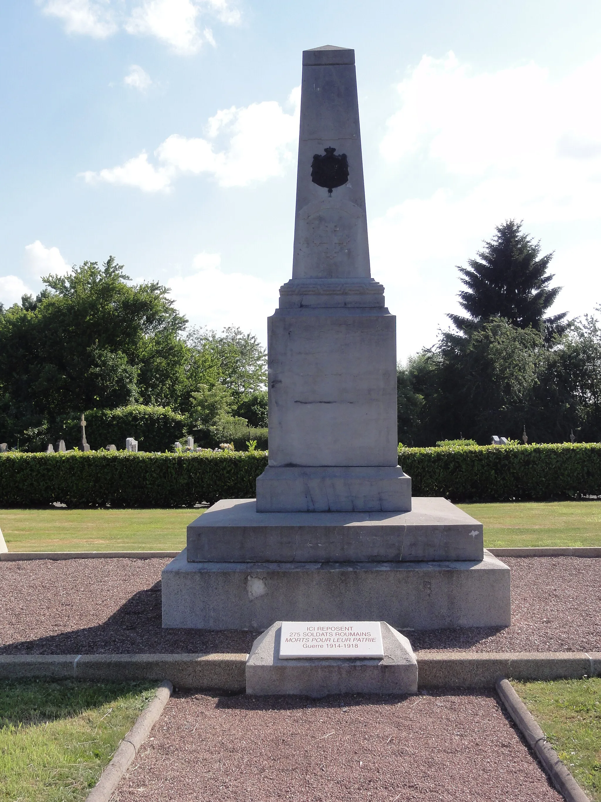 Photo showing: Hirson (Aisne), cimetière, fosse commune, monument aux morts roumains  à la section cimetière militaire