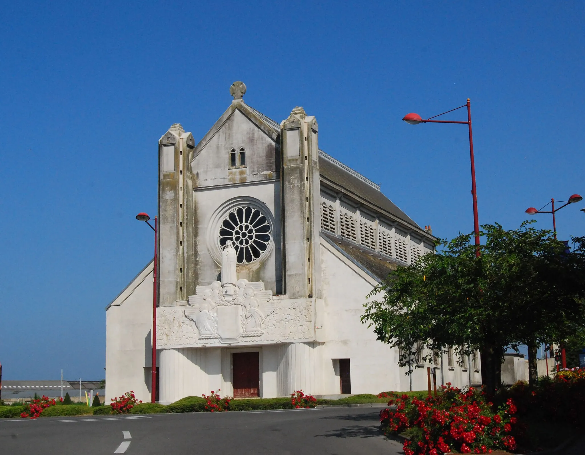 Photo showing: Hirson (France - département de l'Aisne) — L'église Sainte Thérèse de l'Enfant Jésus de type Art déco.-1930-