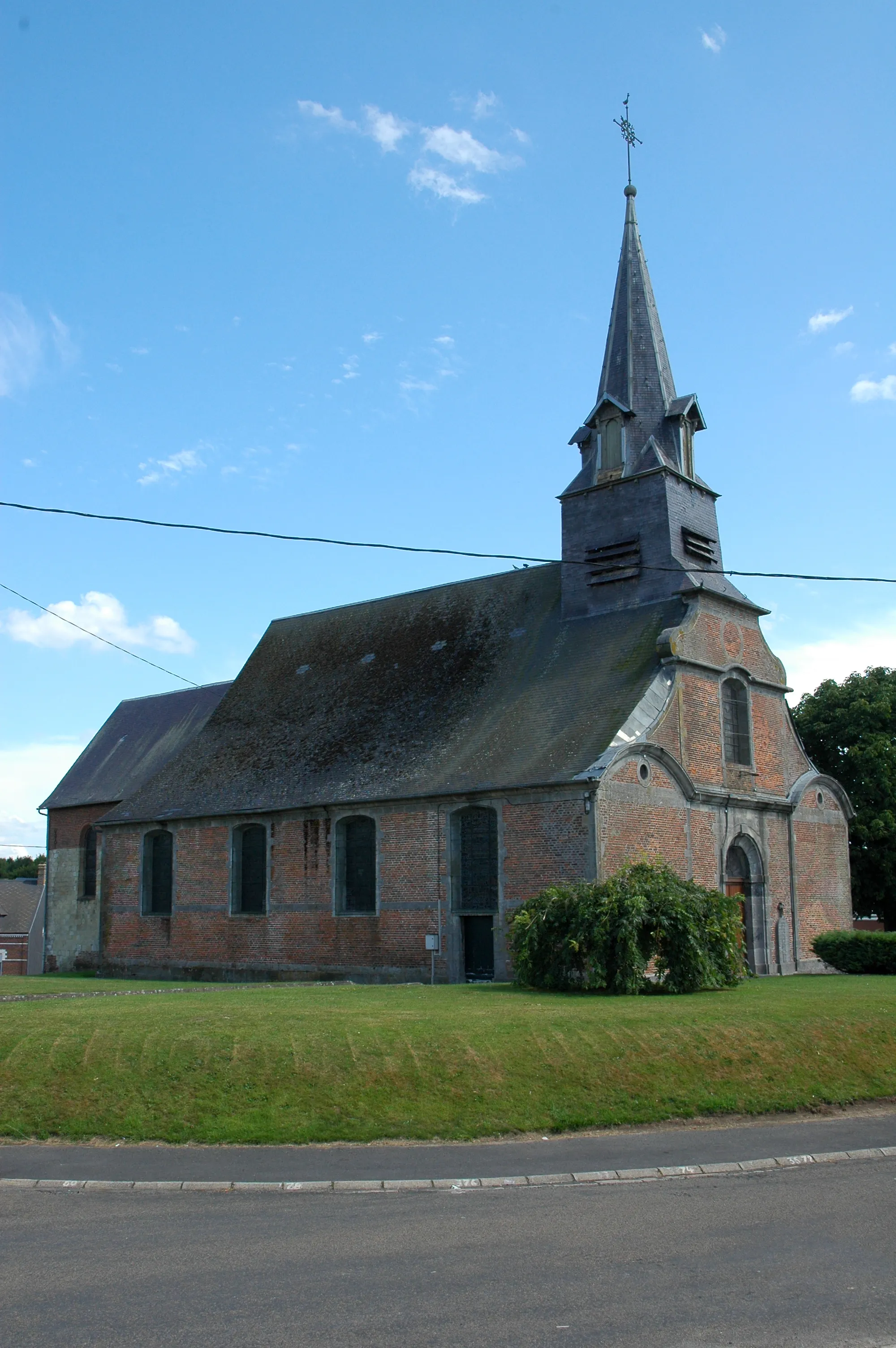 Photo showing: L'église Saint Nicolas fait partie de la Paroisse Saint Thérèse en Thiérache