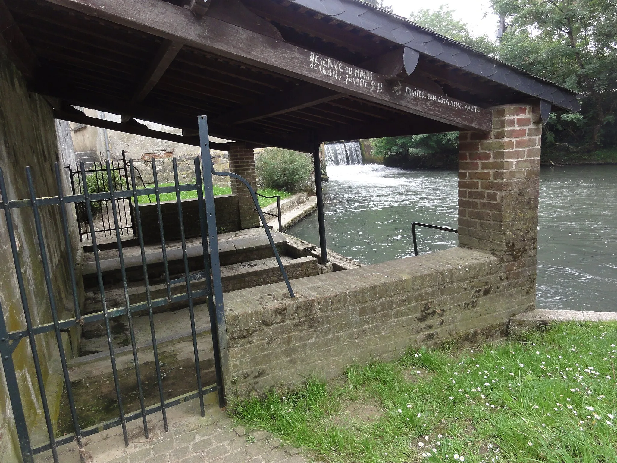 Photo showing: Bucilly (Aisne) lavoir sur le Thon