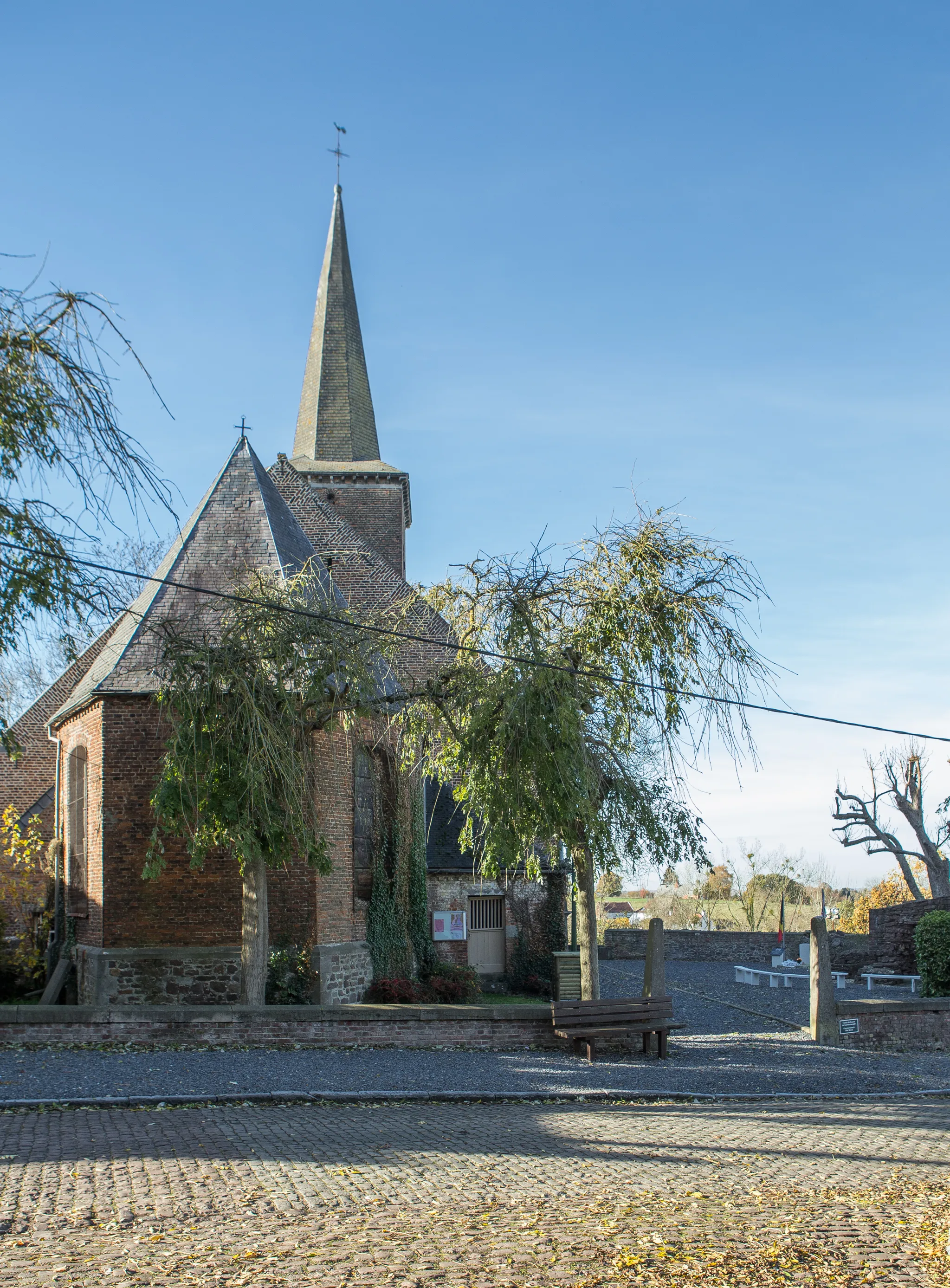 Photo showing: Montignies-sur-Roc Churchyard