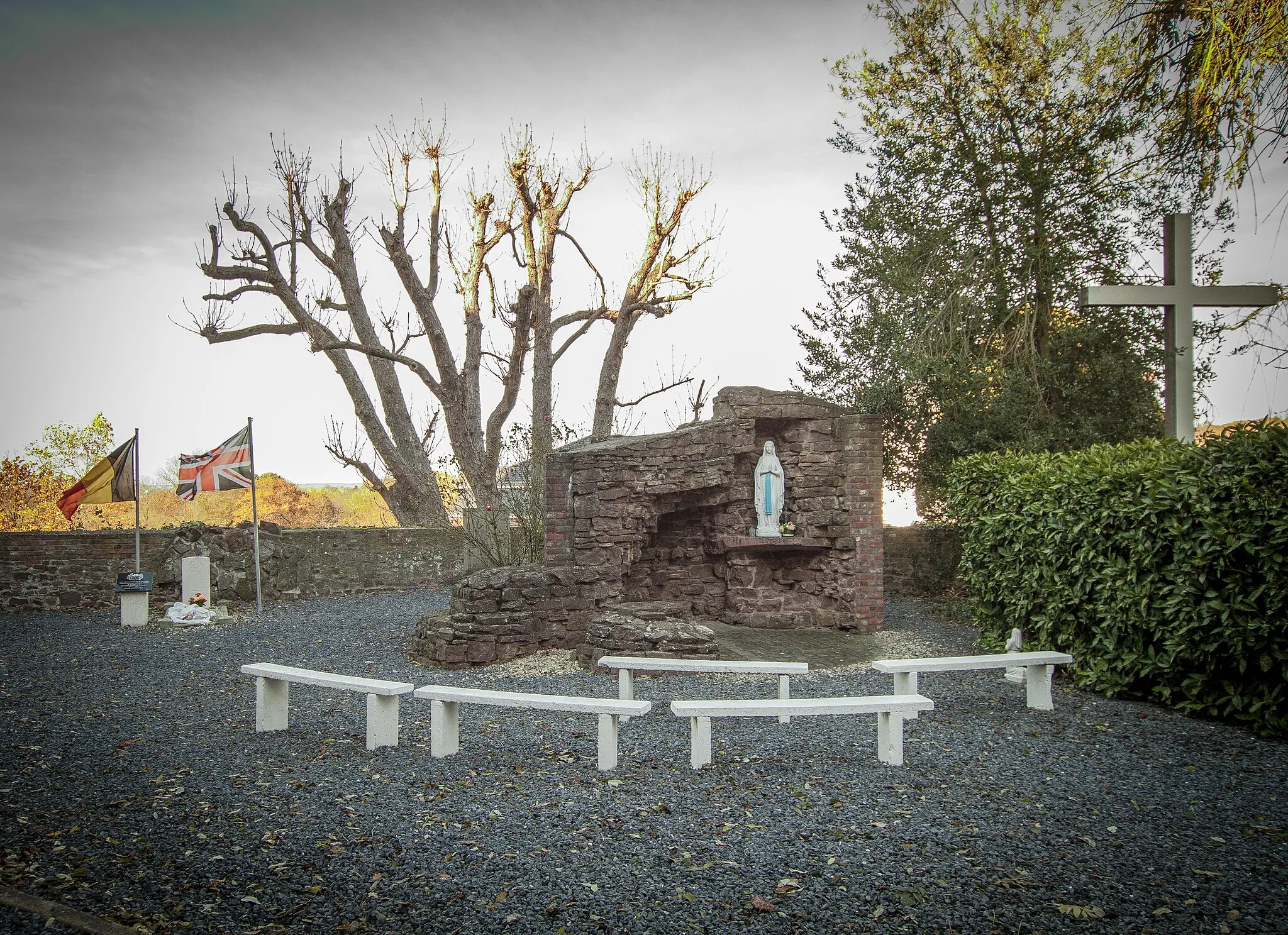 Photo showing: Montignies-sur-Roc Churchyard