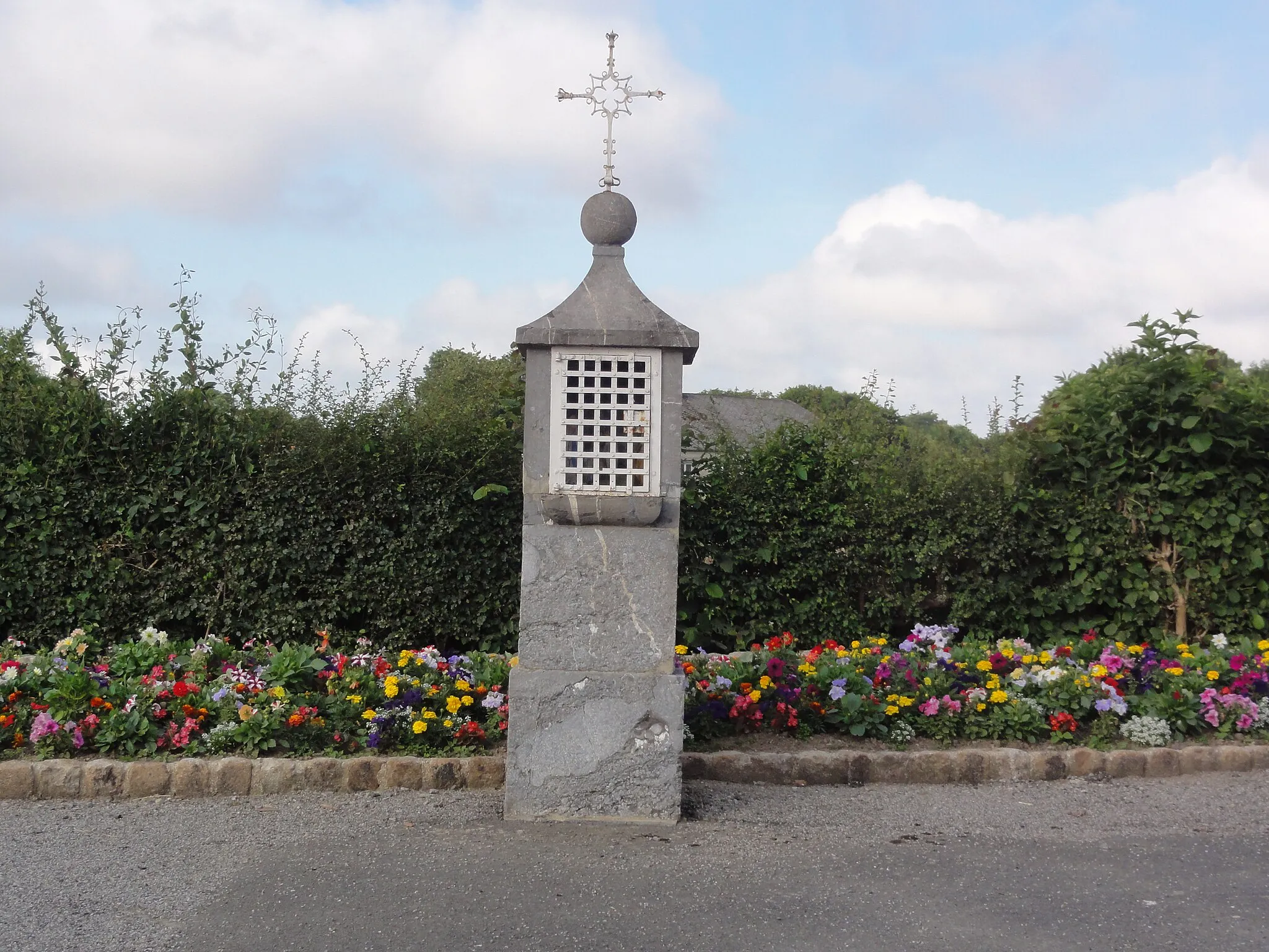 Photo showing: Clairfontaine (Aisne) oratoire entouré de