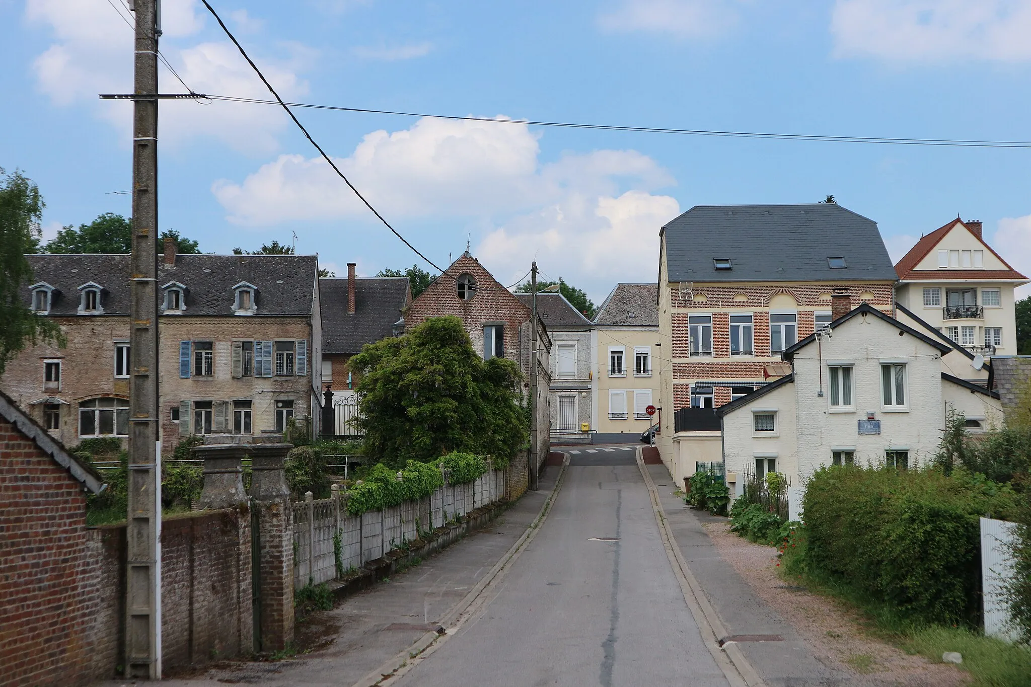 Photo showing: Étreux (France - Département de l’Aisne) — La rue des Berceaux qui mène  à l'écluse Nº6 du canal de la Sambre à l'Oise.